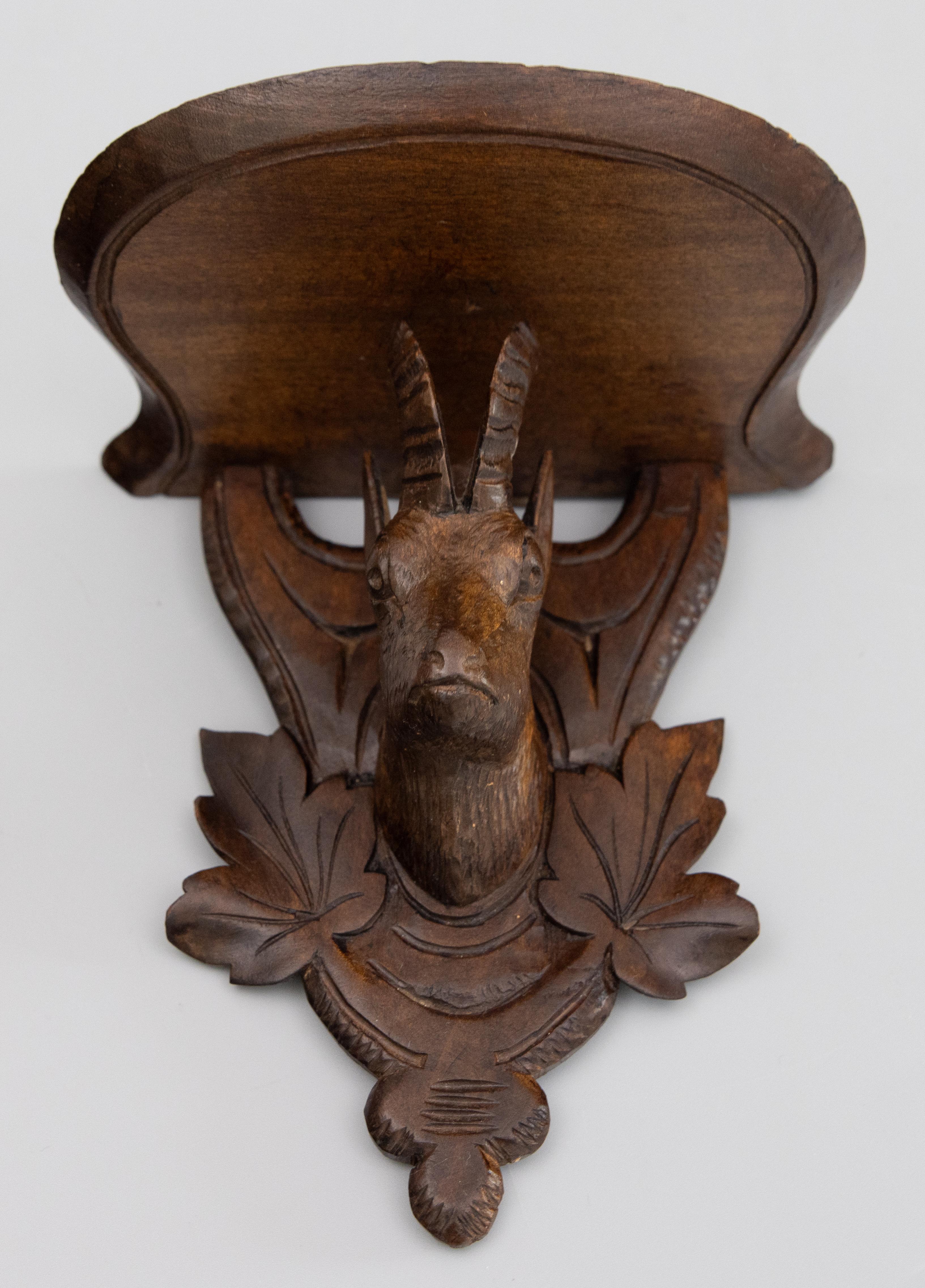 Antique Swiss Black Forest Carved Chamois Wall Bracket Shelf, circa 1920 In Good Condition For Sale In Pearland, TX