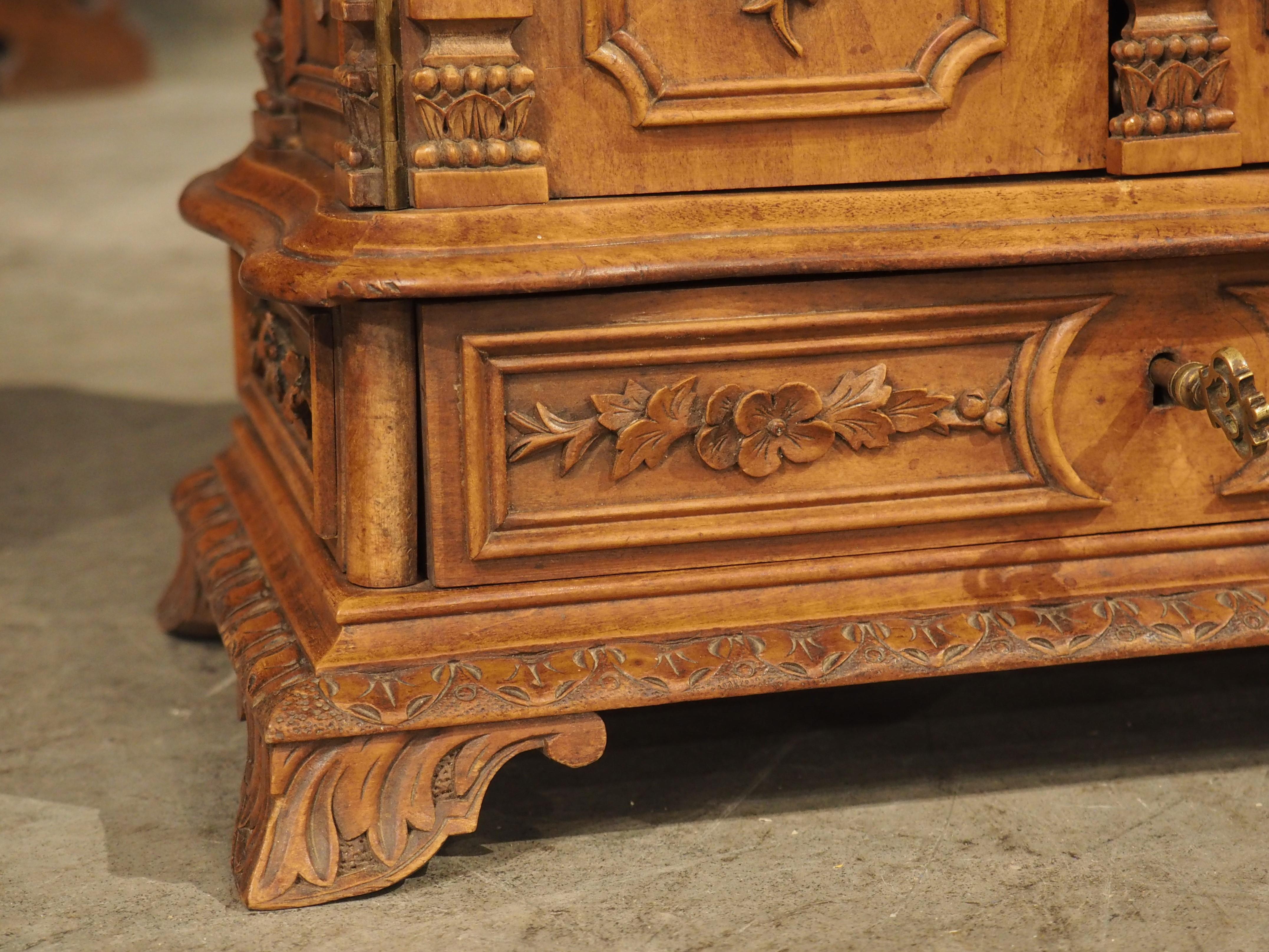 Antique Swiss Black Forest Carved Cigar Chest, Circa 1890 In Good Condition In Dallas, TX