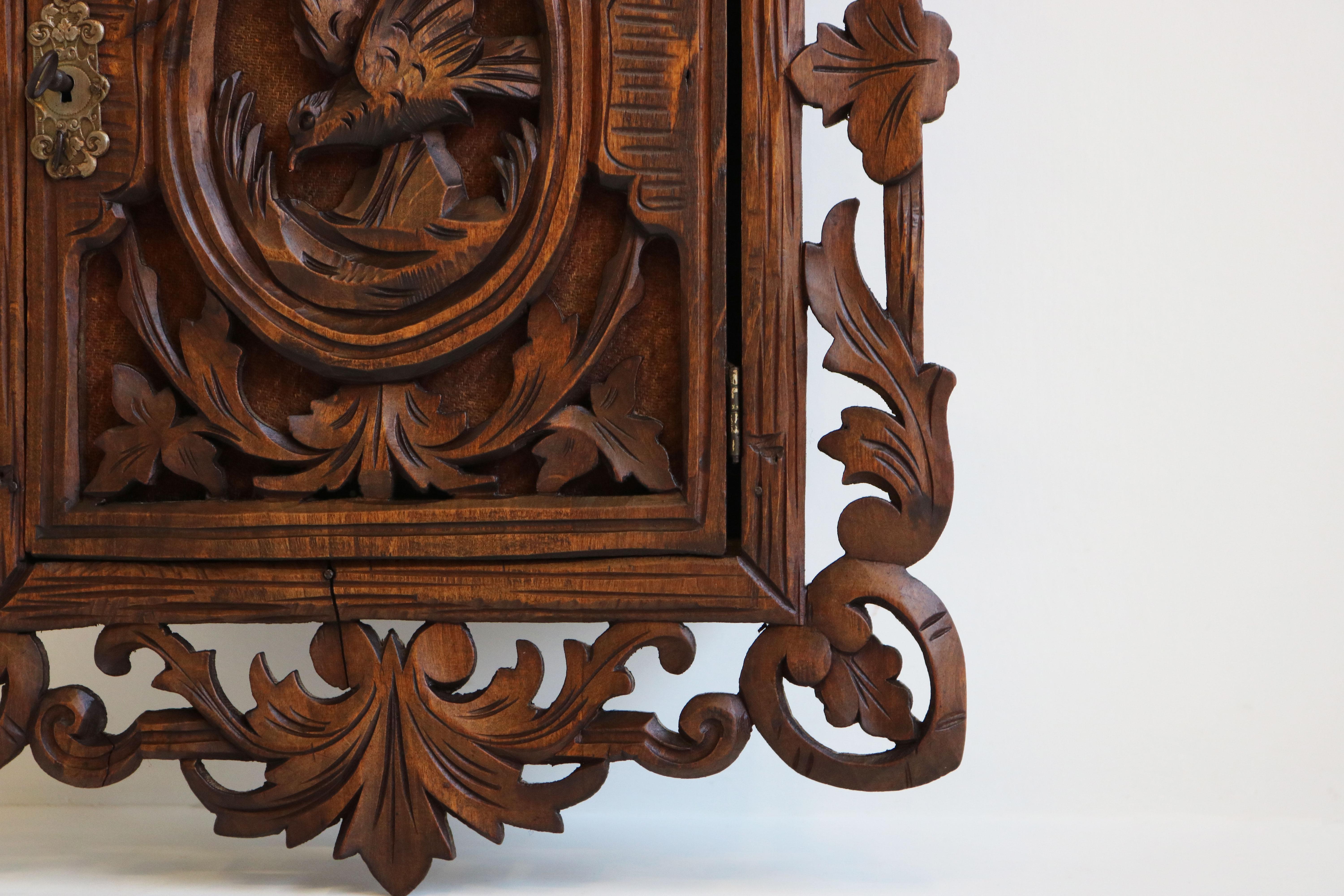 Antique Swiss Black Forest Carved Wall Cabinet 19th Century Bird Hunt Style In Good Condition In Ijzendijke, NL