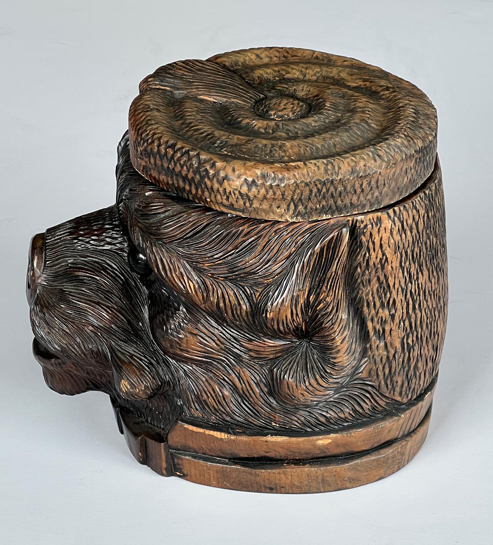 Antigua caja de tabaco suiza de madera tallada de la Selva Negra con cabeza de oso y tapa Suizo en venta