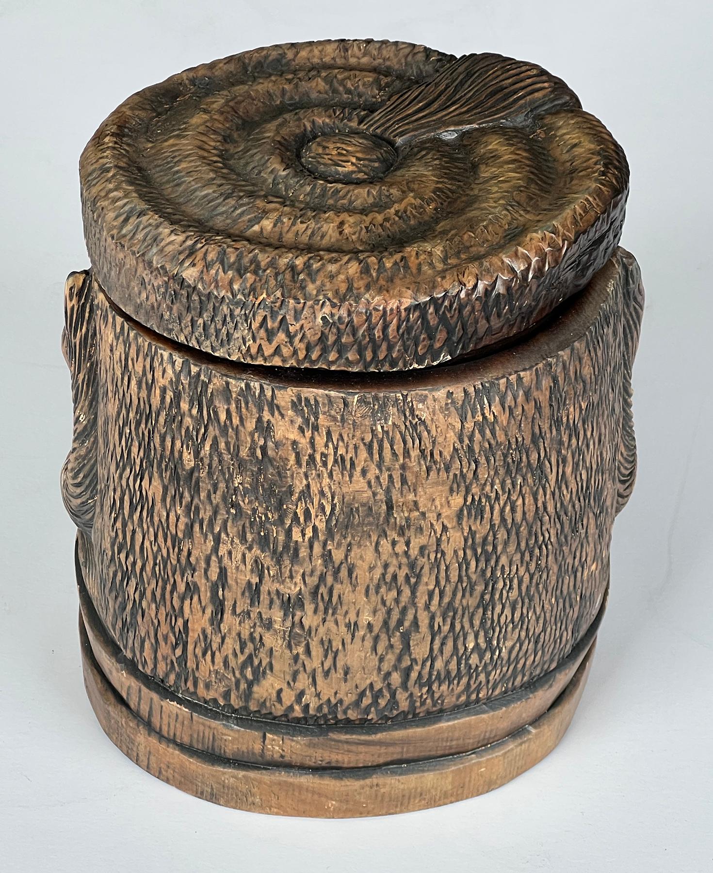 Antigua caja de tabaco suiza de madera tallada de la Selva Negra con cabeza de oso y tapa Tallado a mano en venta