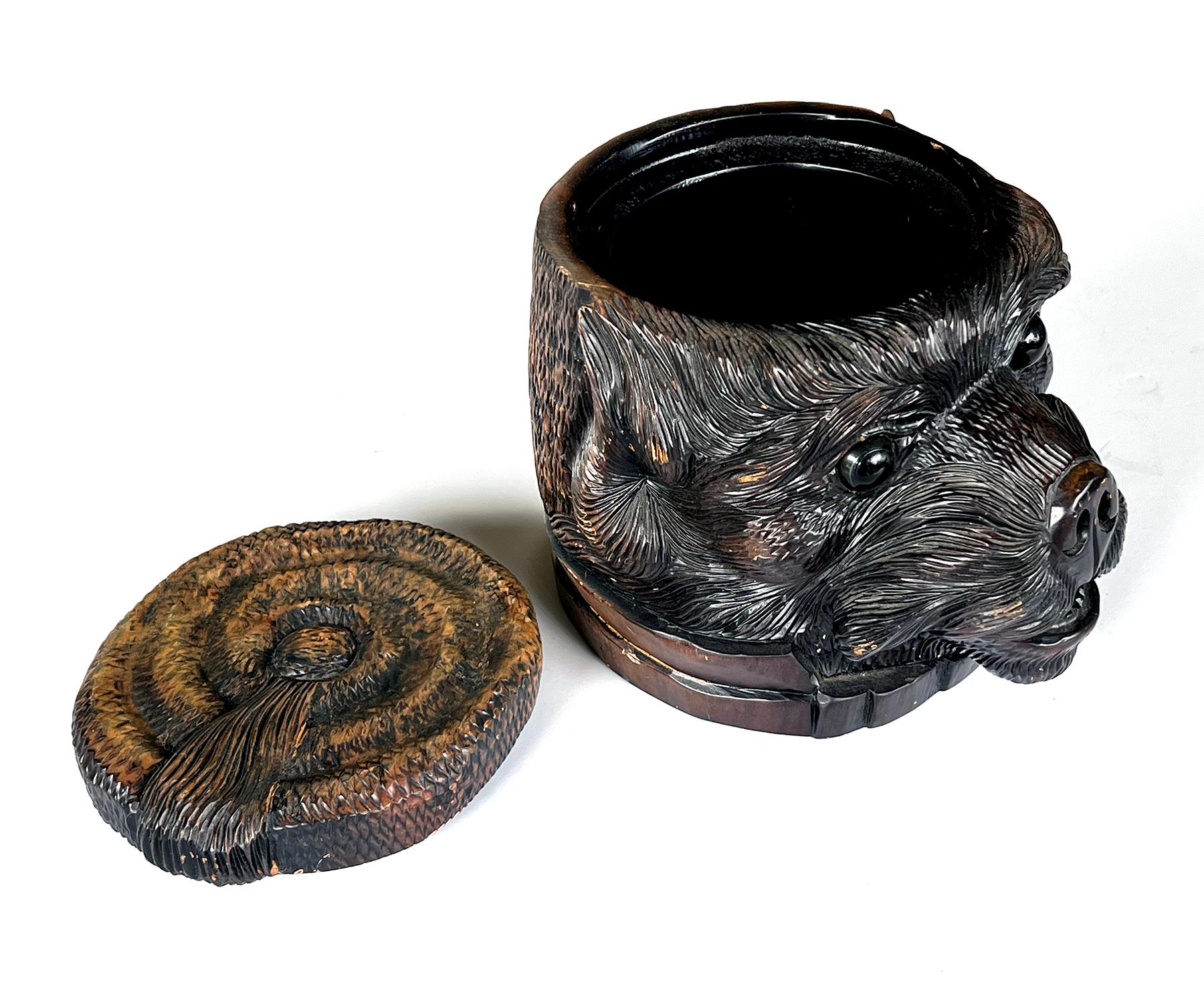 Antigua caja de tabaco suiza de madera tallada de la Selva Negra con cabeza de oso y tapa en Bueno estado para la venta en San Francisco, CA