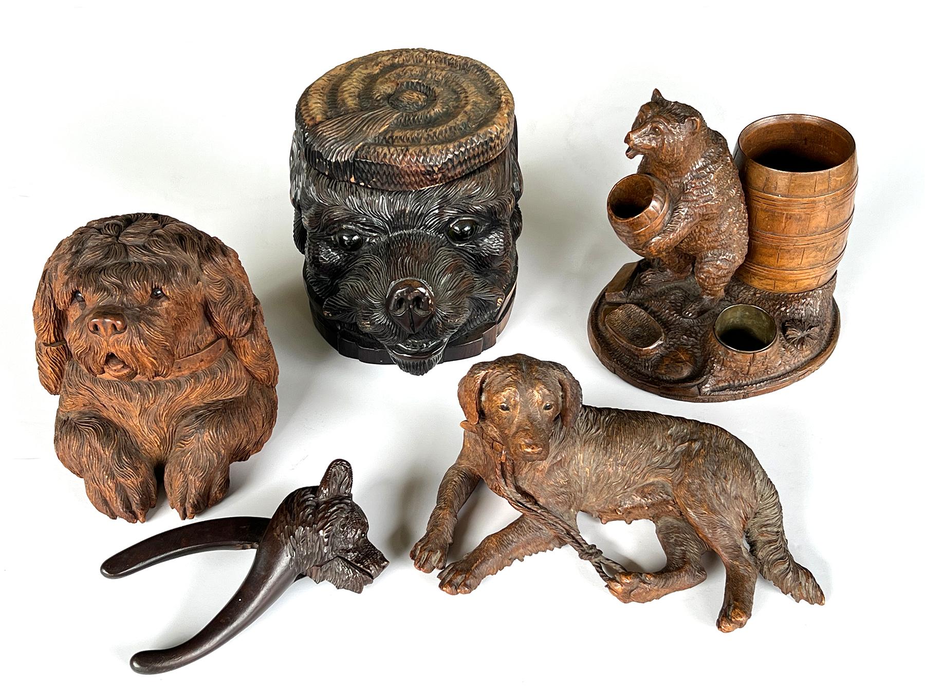 Antigua caja de tabaco suiza de madera tallada de la Selva Negra con cabeza de oso y tapa Nogal en venta