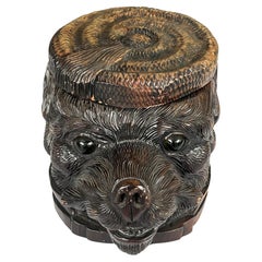 Antigua caja de tabaco suiza de madera tallada de la Selva Negra con cabeza de oso y tapa