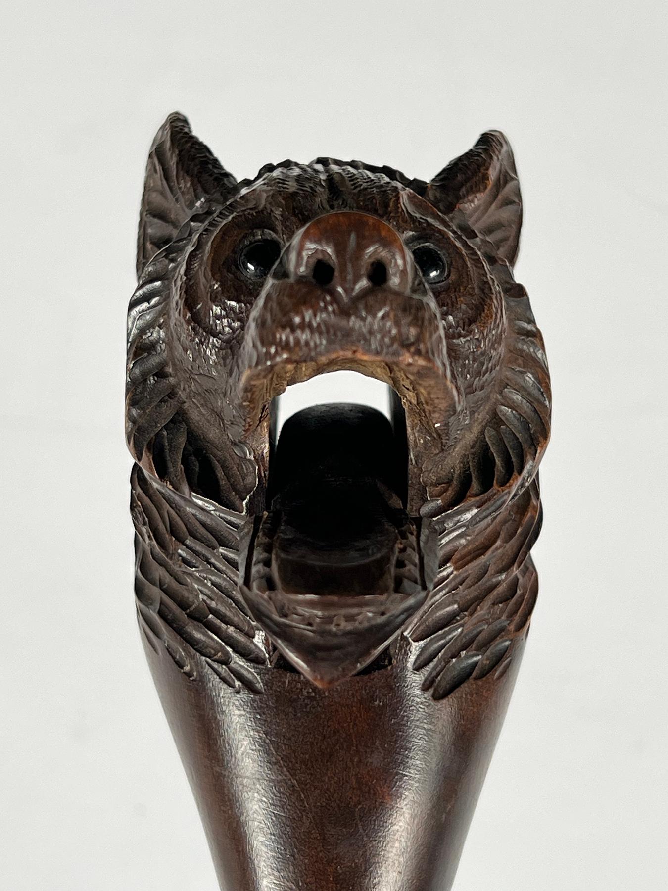Cascanueces antiguo suizo de madera tallada Black Forest Oso Suizo en venta
