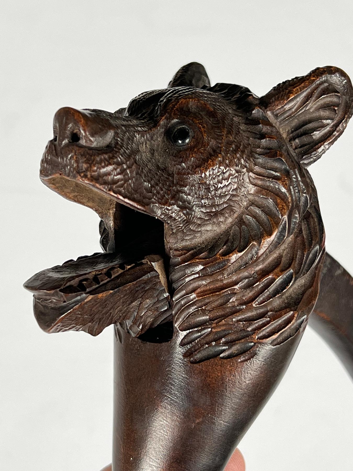 Cascanueces antiguo suizo de madera tallada Black Forest Oso Tallado a mano en venta