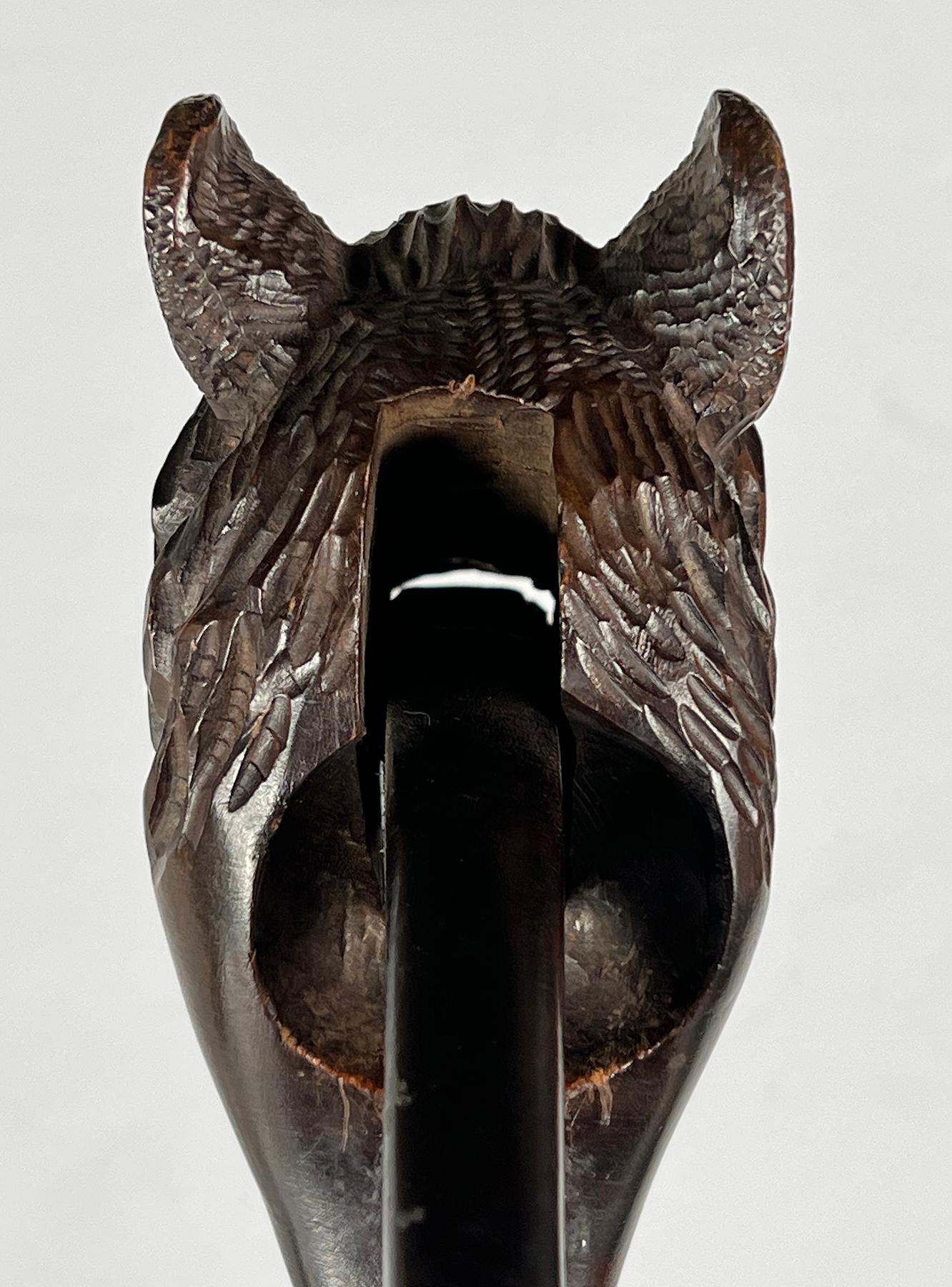 Cascanueces antiguo suizo de madera tallada Black Forest Oso Fines del siglo XIX en venta
