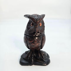 Portaencendedores suizo antiguo de la Selva Negra, con forma de búho tallado en madera y raspadilla, de alrededor de 1900