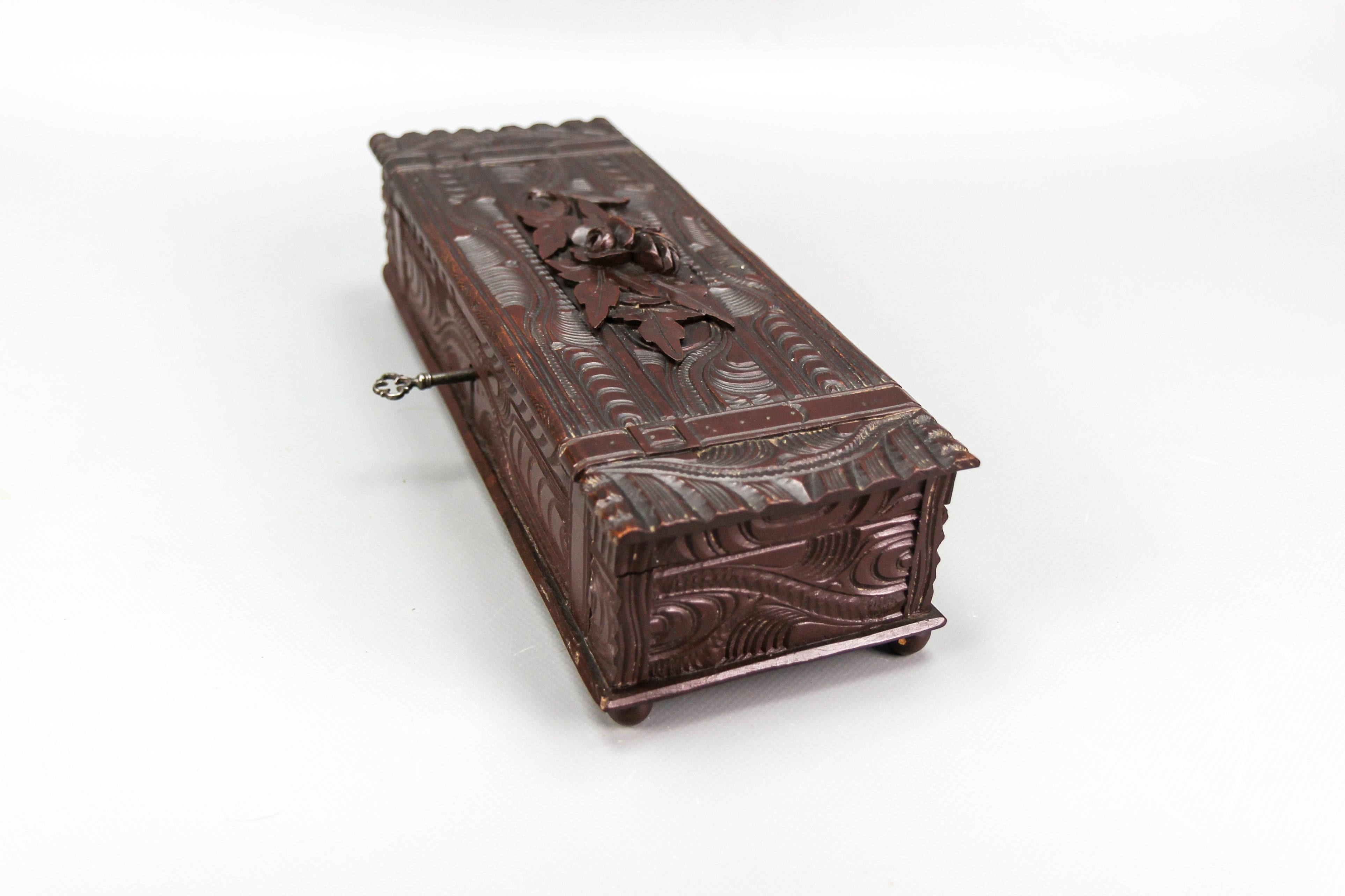 Antike Handschuhbox aus geschnitztem, dunkelbraunem Schwarzwaldholz, ca. 1900 im Angebot 3