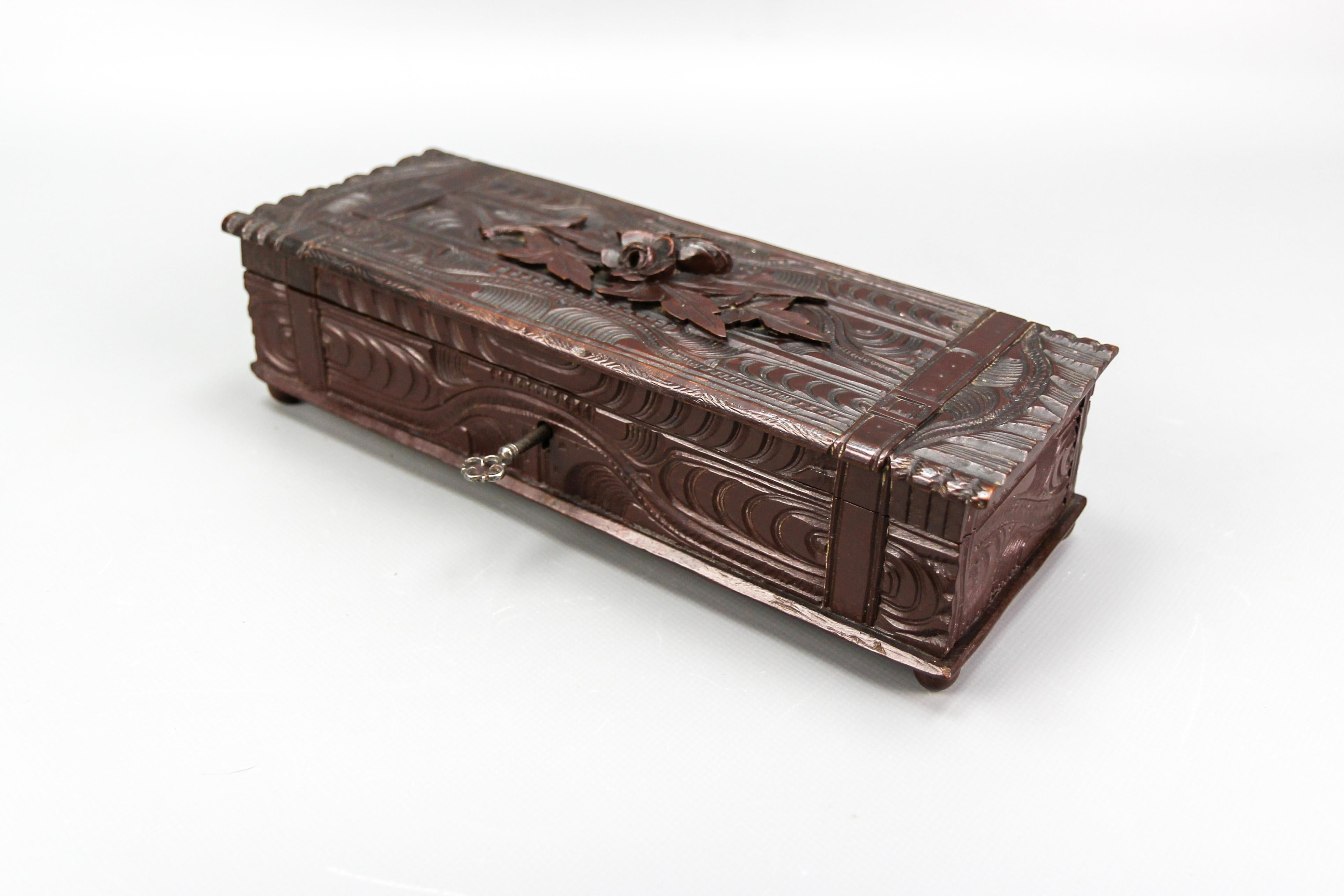 Antike Handschuhbox aus geschnitztem, dunkelbraunem Schwarzwaldholz, ca. 1900 im Angebot 4