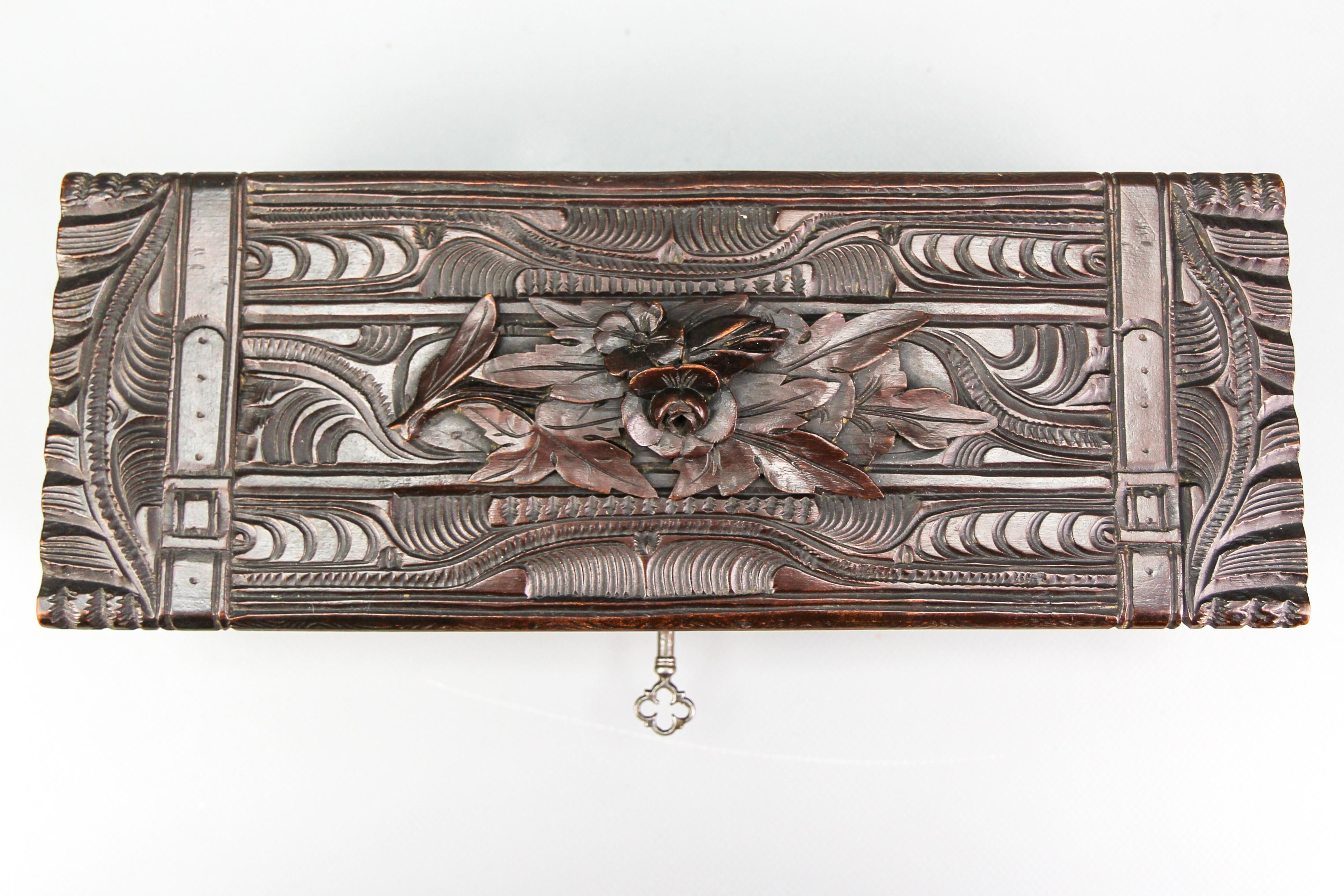 Antique Swiss Black Forest Dark Brown Carved Wood Glove Box, ca. 1900 For Sale 7