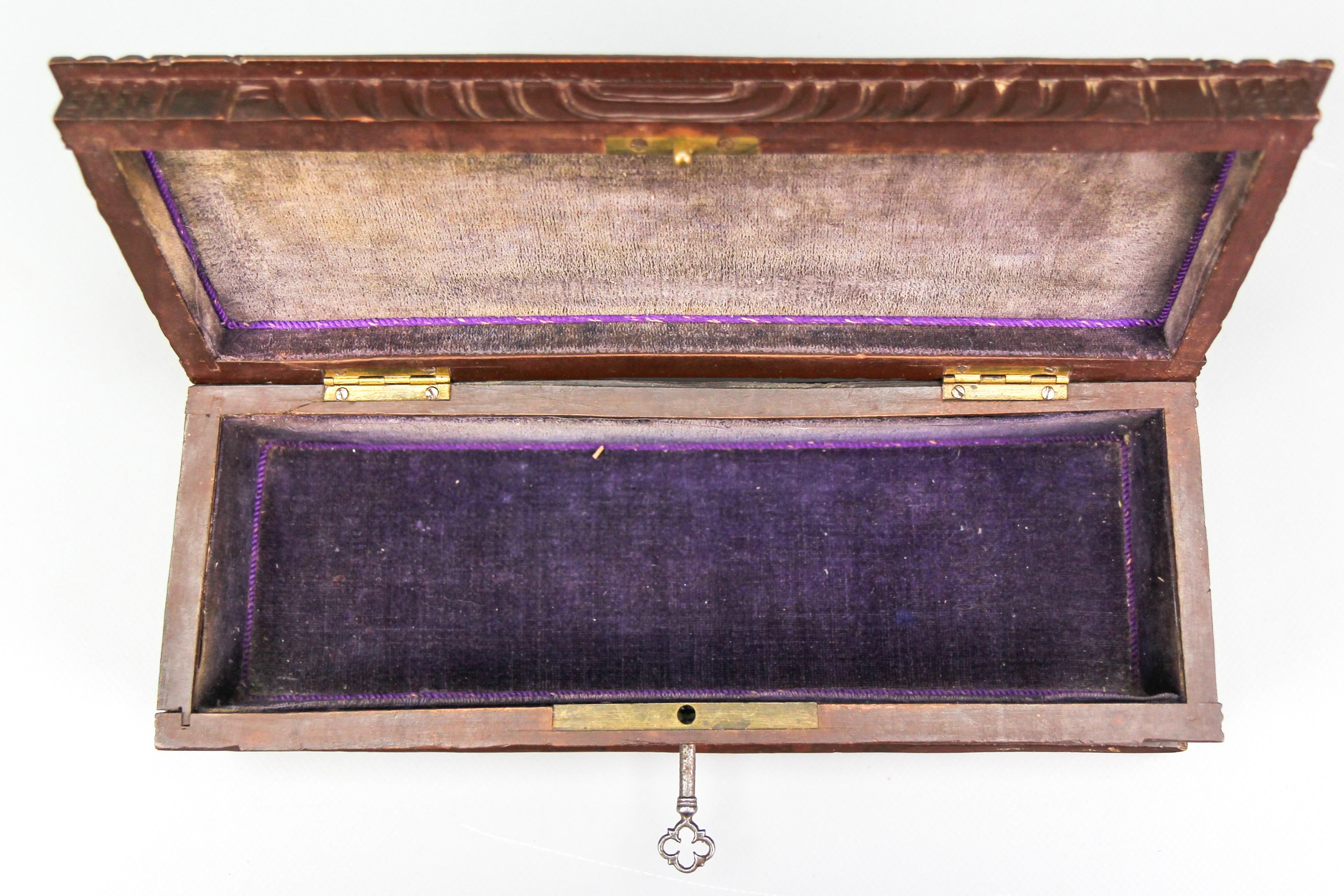 Antike Handschuhbox aus geschnitztem, dunkelbraunem Schwarzwaldholz, ca. 1900 im Angebot 6