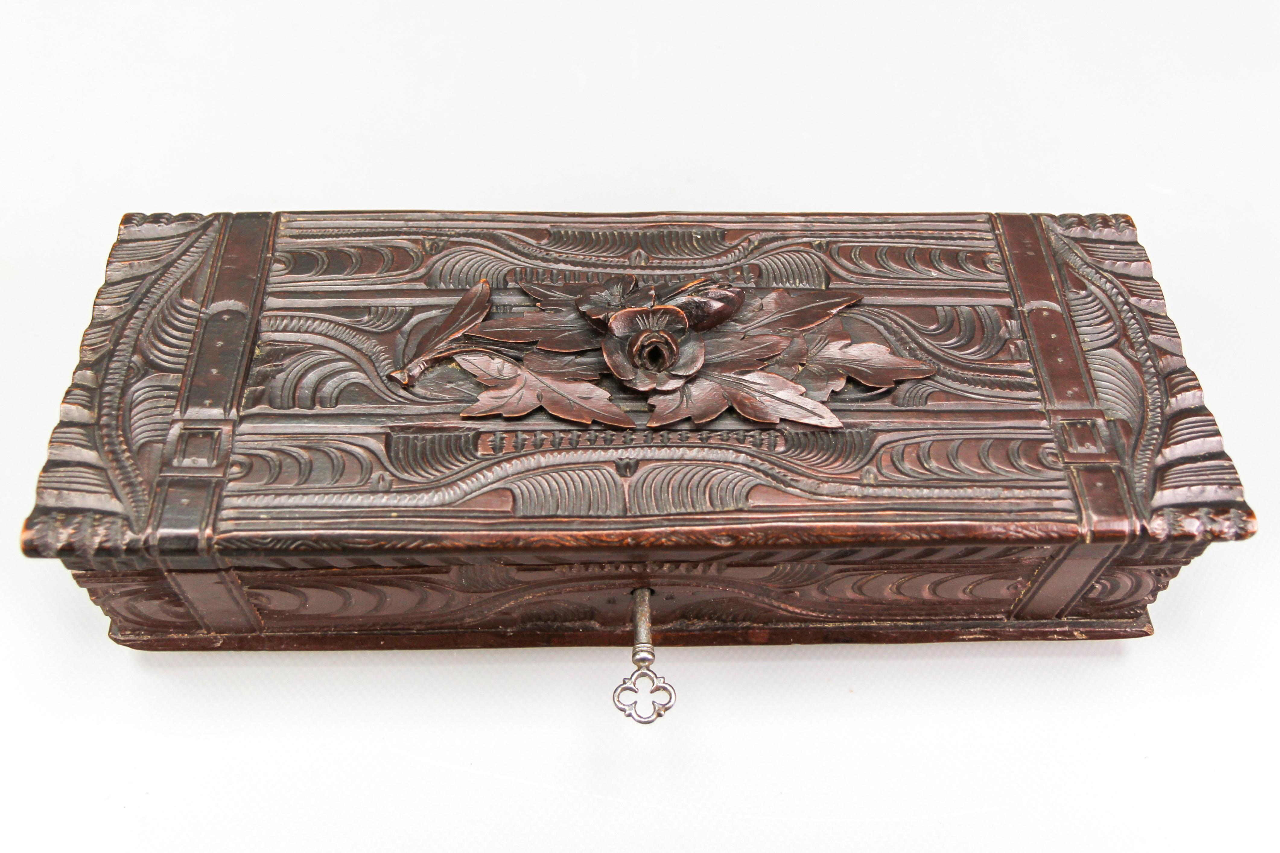 Antique Swiss Black Forest Dark Brown Carved Wood Glove Box, ca. 1900 For Sale 9