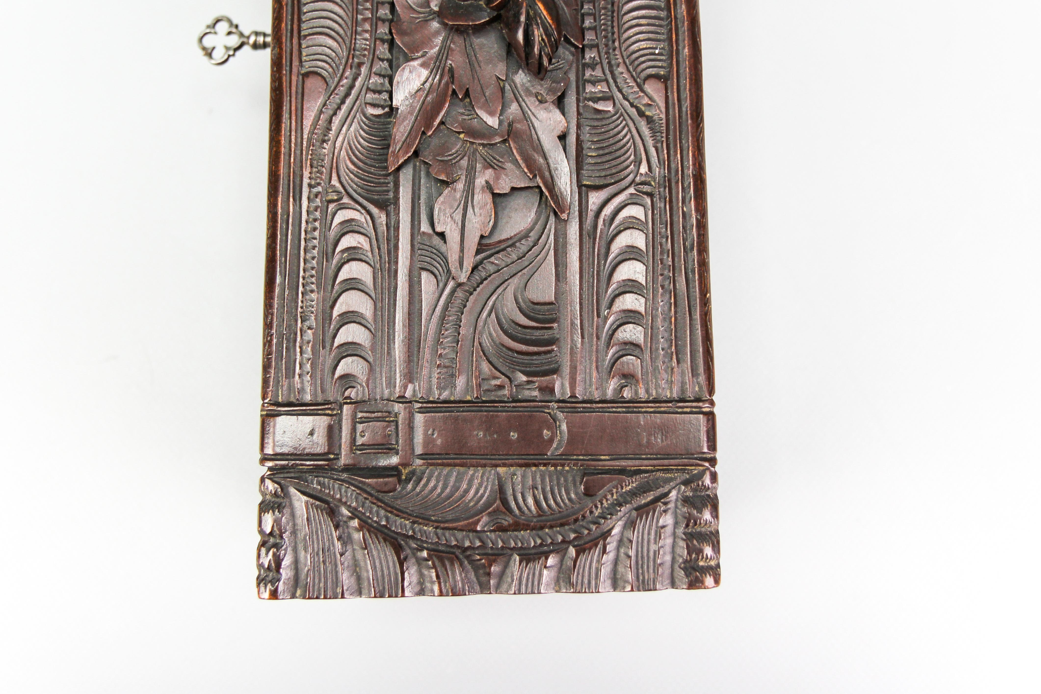 Antike Handschuhbox aus geschnitztem, dunkelbraunem Schwarzwaldholz, ca. 1900 im Angebot 8