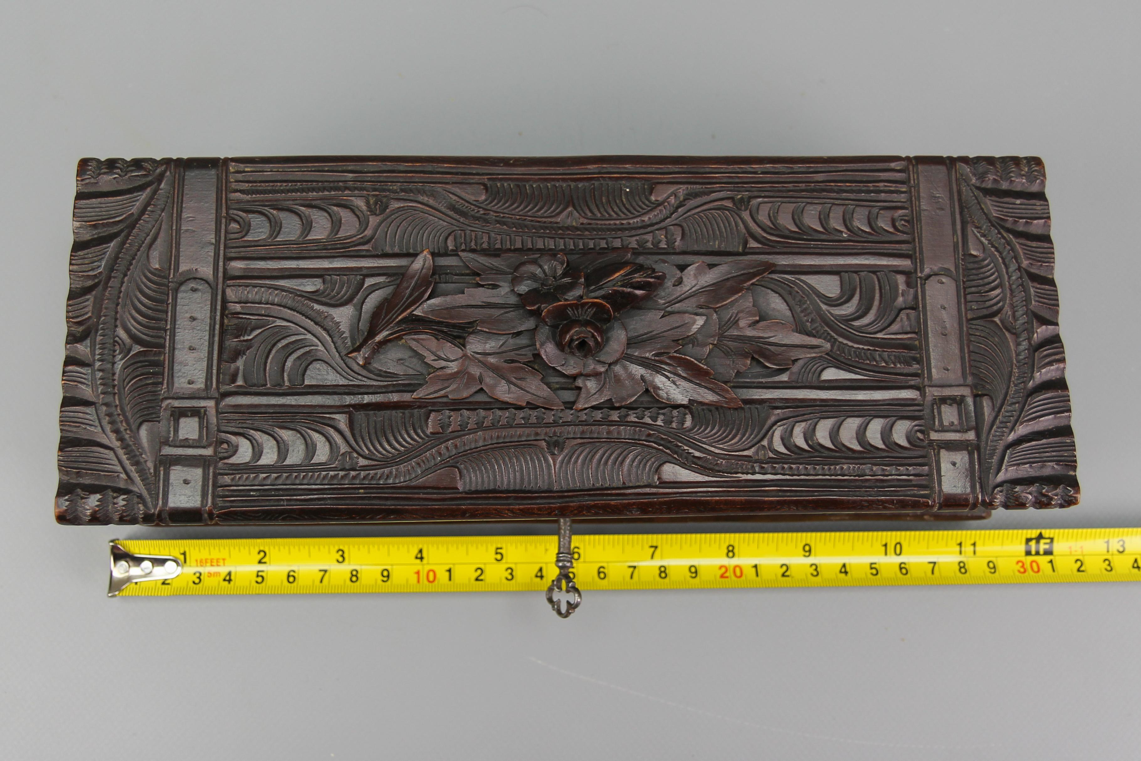 Ancienne boîte à gants suisse en bois sculpté Black Forest Dark Brown, vers 1900 en vente 10
