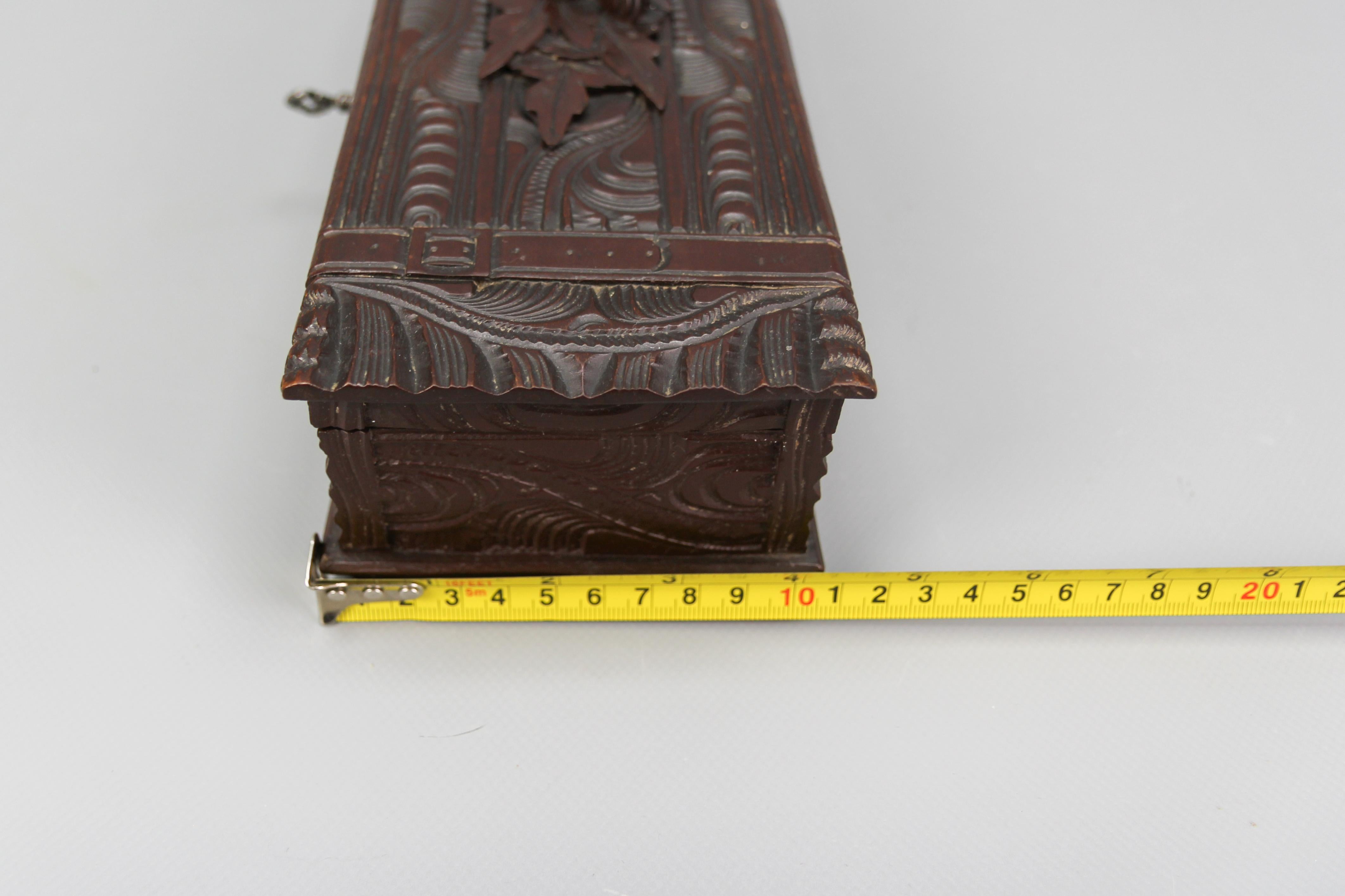 Ancienne boîte à gants suisse en bois sculpté Black Forest Dark Brown, vers 1900 en vente 11