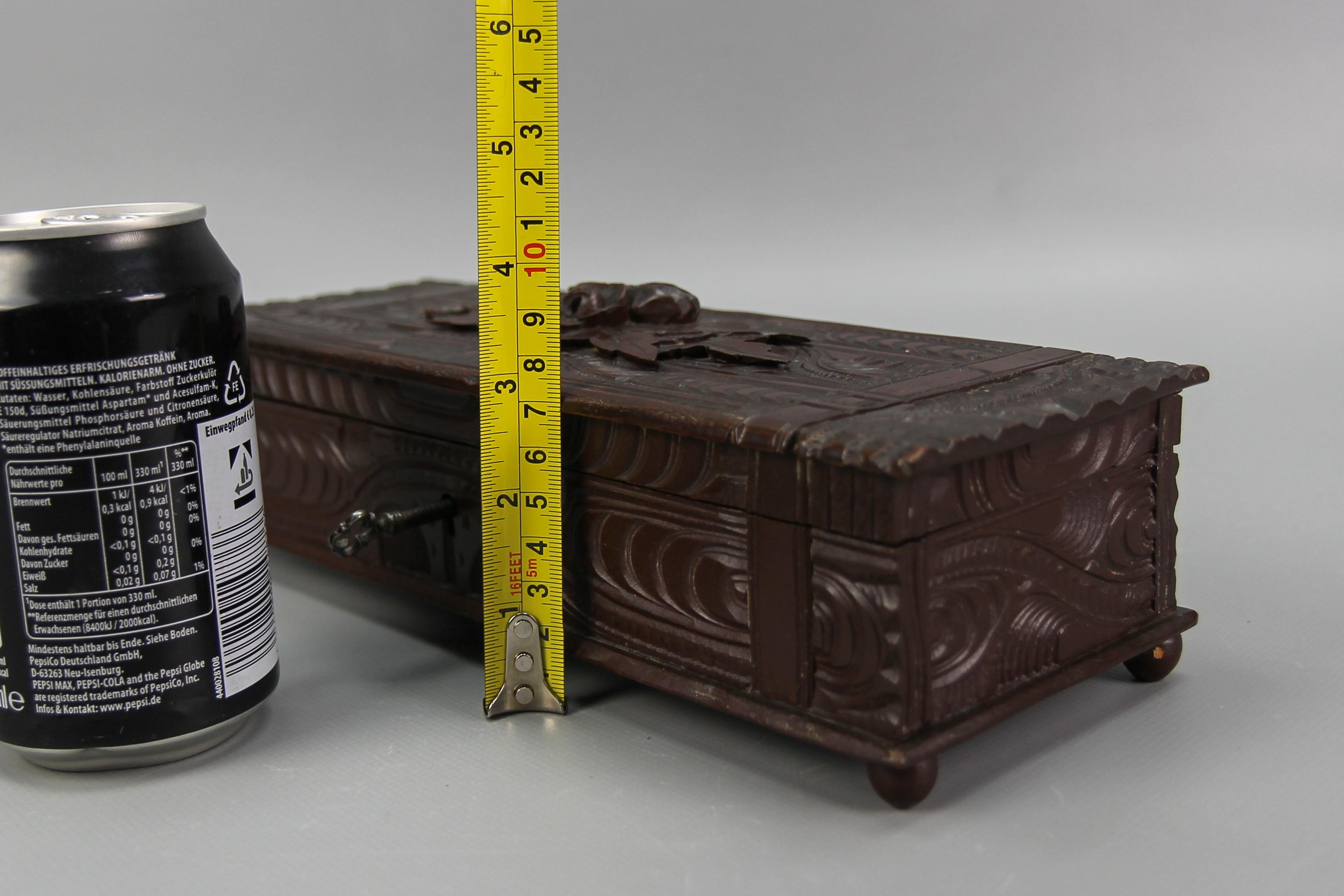 Ancienne boîte à gants suisse en bois sculpté Black Forest Dark Brown, vers 1900 en vente 12