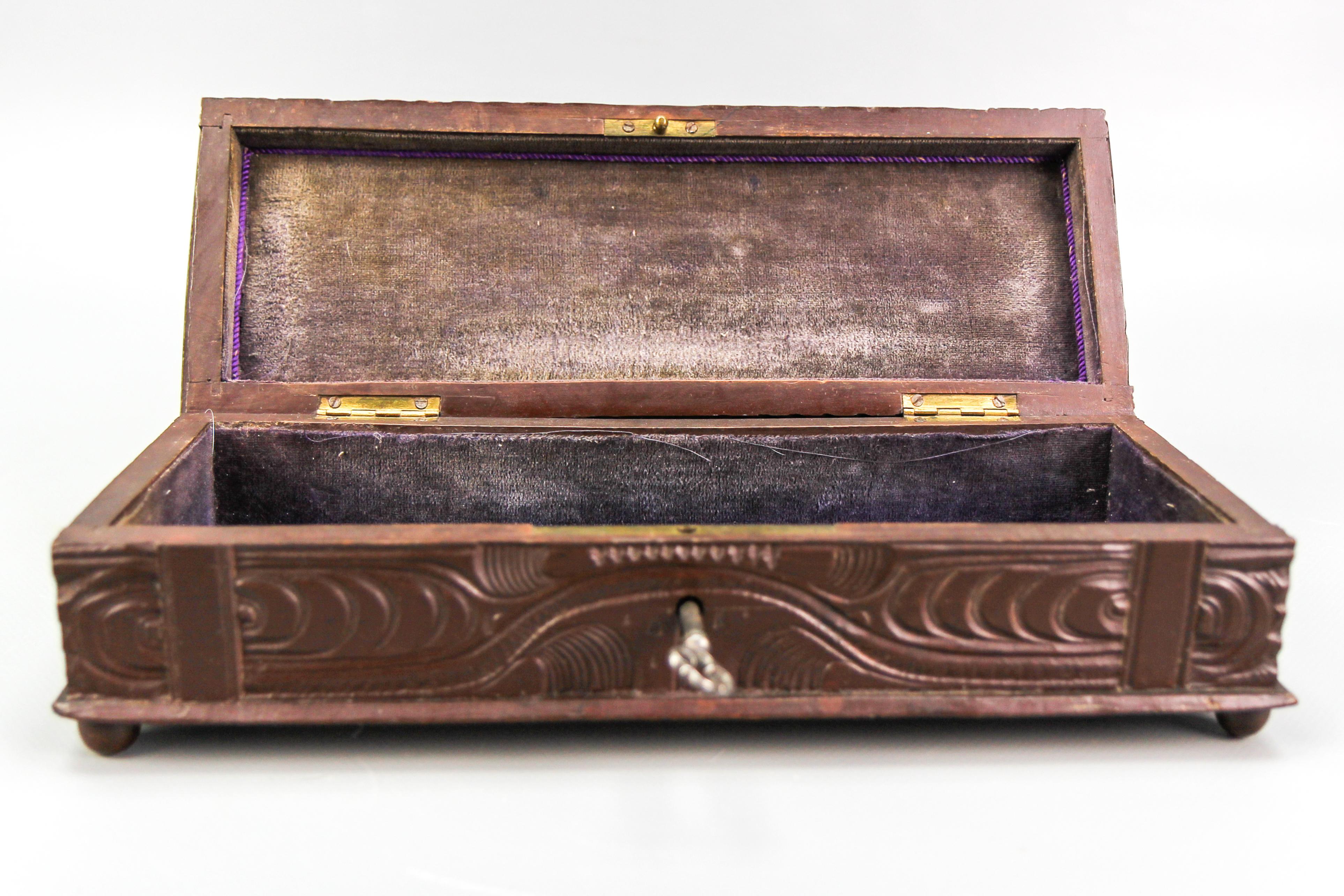 Antike Handschuhbox aus geschnitztem, dunkelbraunem Schwarzwaldholz, ca. 1900 (Handgeschnitzt) im Angebot