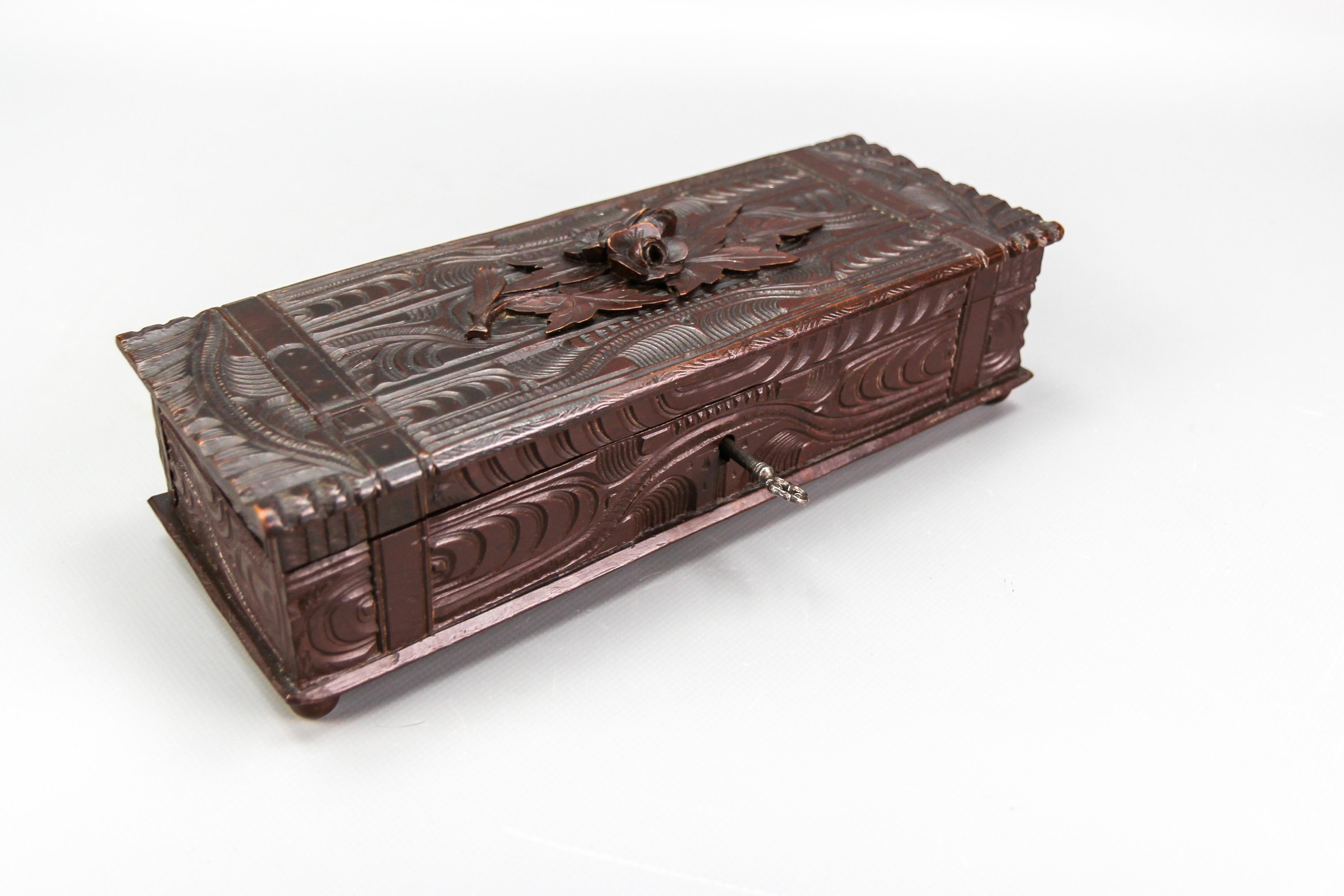 Antike Handschuhbox aus geschnitztem, dunkelbraunem Schwarzwaldholz, ca. 1900 im Zustand „Gut“ im Angebot in Barntrup, DE