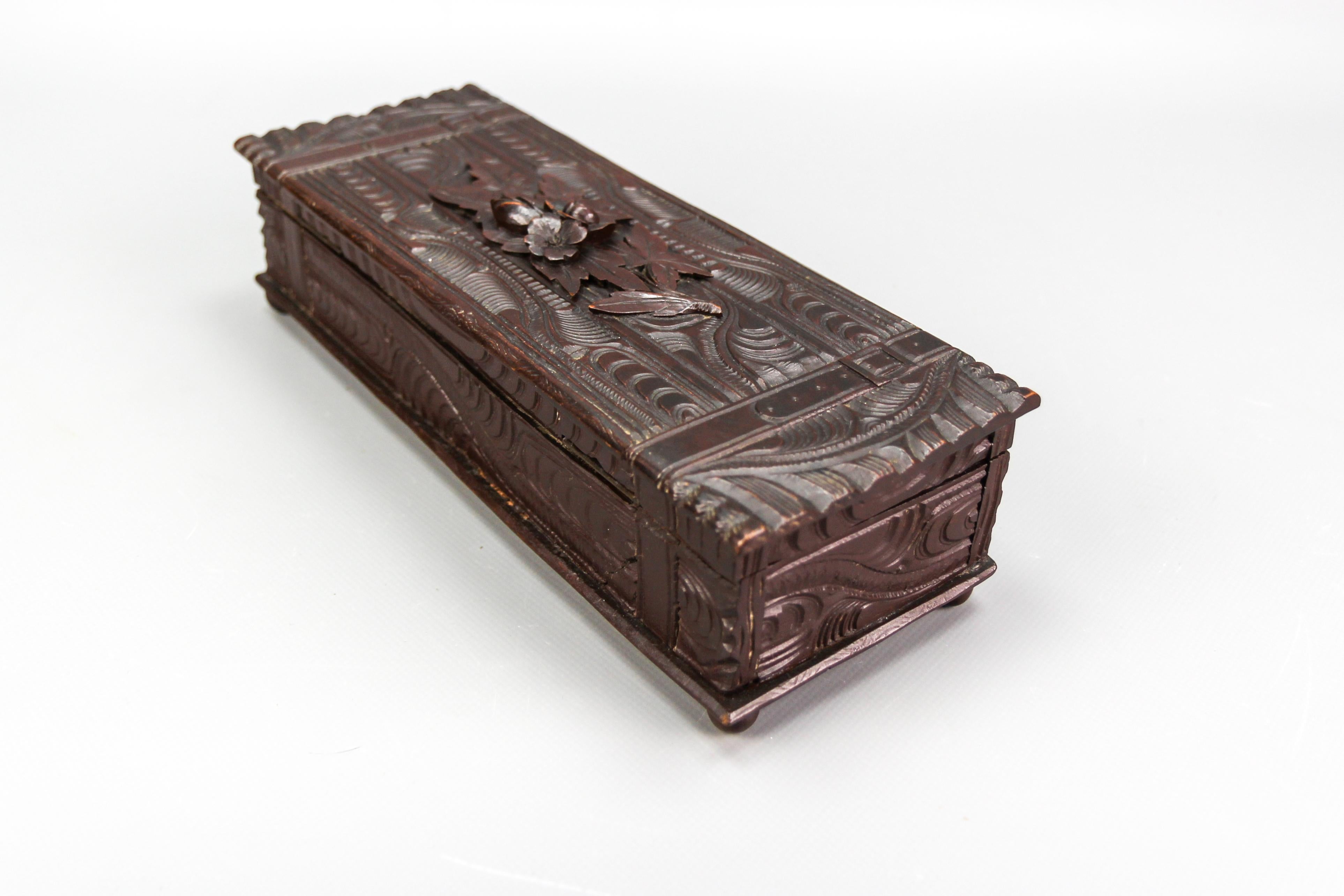 Antike Handschuhbox aus geschnitztem, dunkelbraunem Schwarzwaldholz, ca. 1900 (Holz) im Angebot