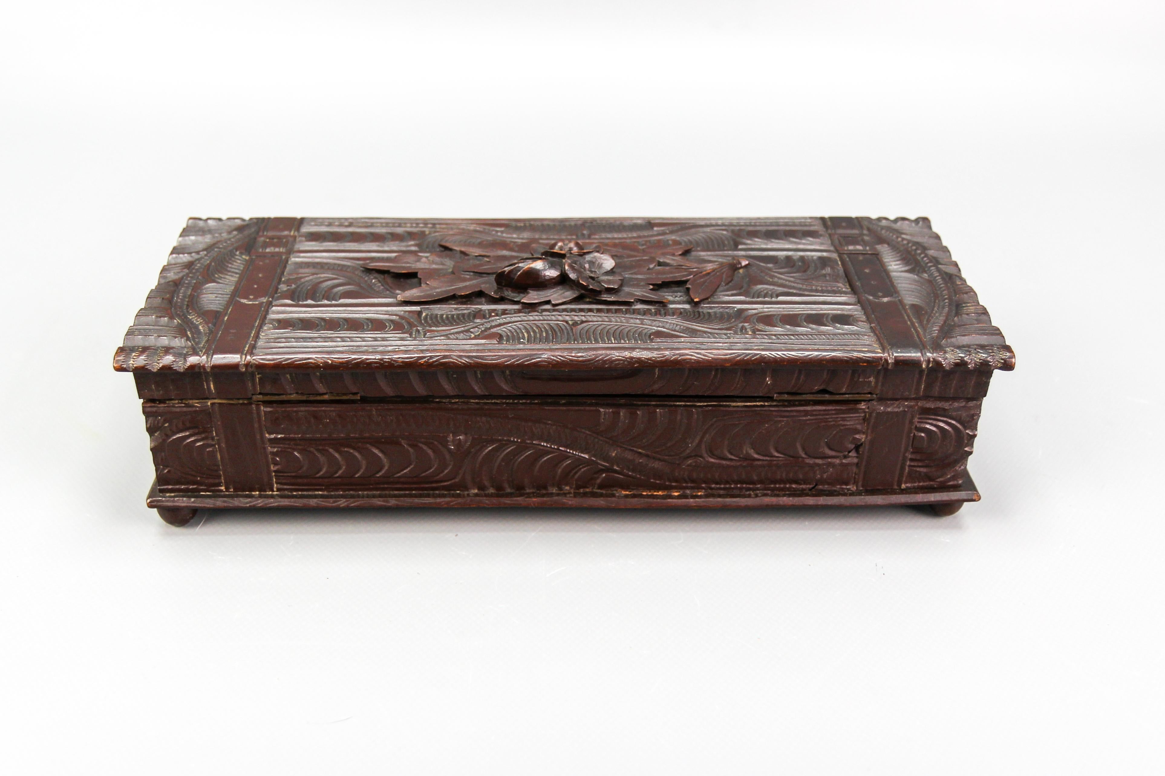 Antique Swiss Black Forest Dark Brown Carved Wood Glove Box, ca. 1900 For Sale 3