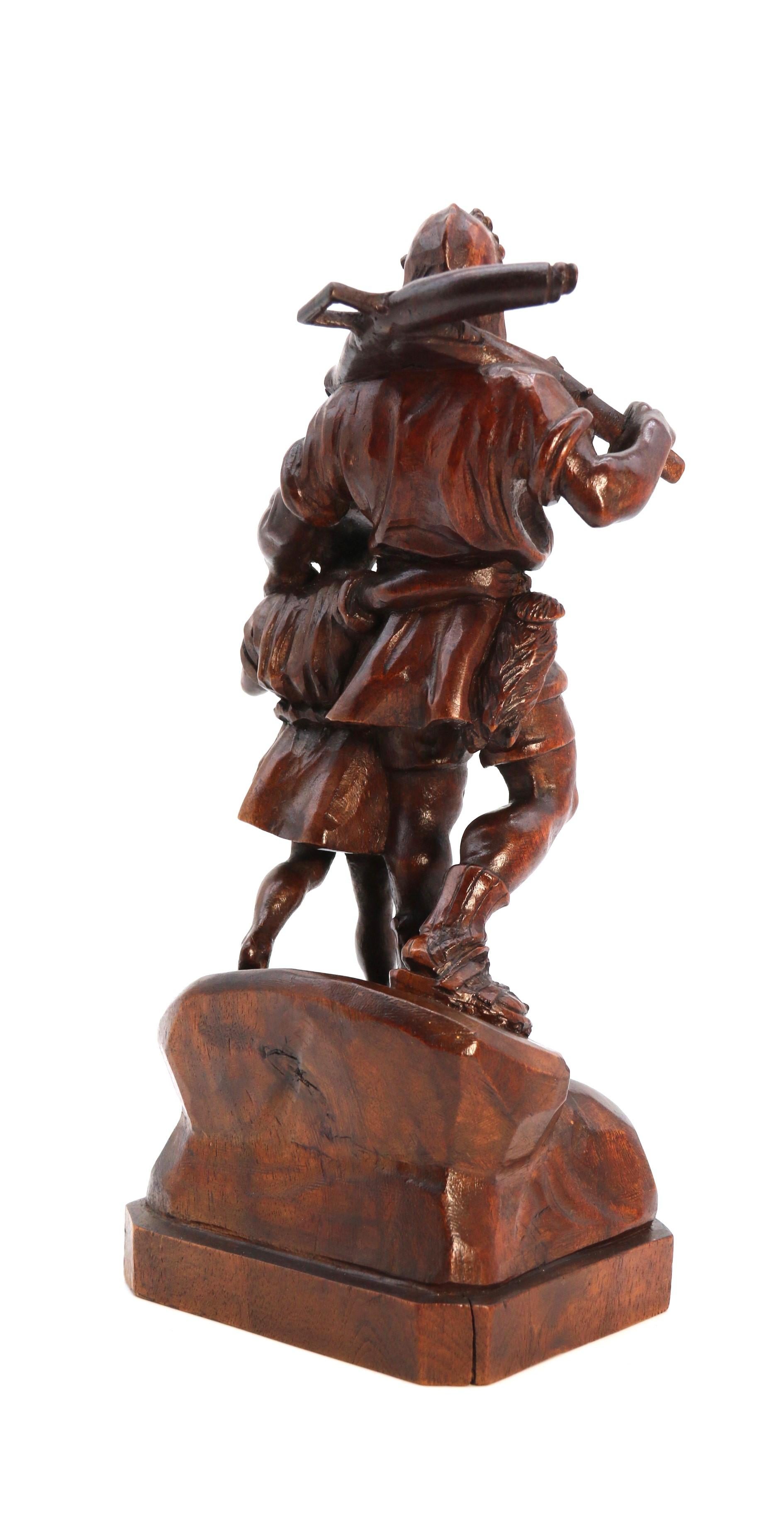 Antico studio in noce intagliato a mano della Black Forest svizzera raffigurante William Tell e suo figlio in vendita 1