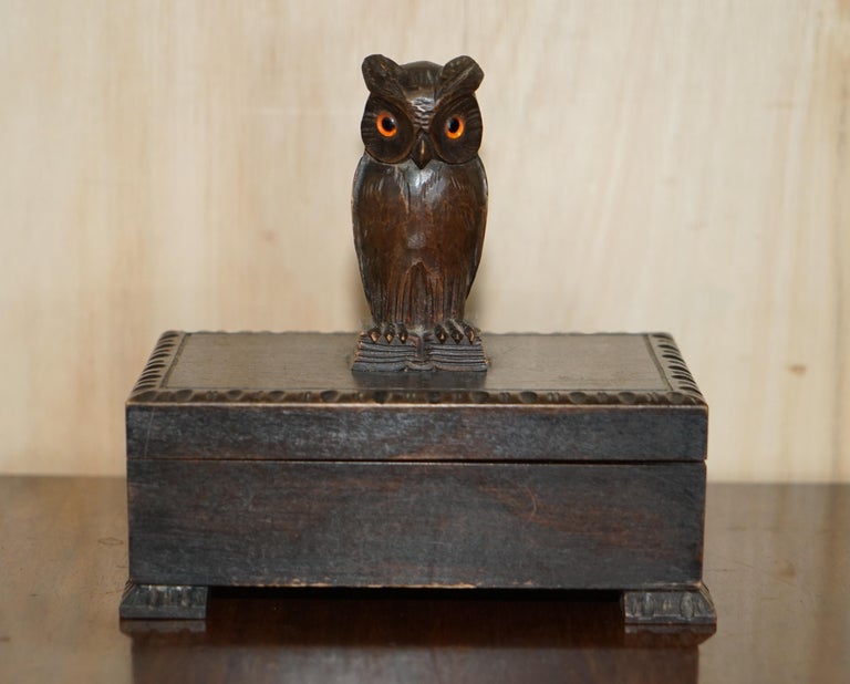 We are delighted to offer for sale this stunning hand made in Switzerland Black Forest wood cigar box with traces of the original foil lining.

A very good looking well-made and functional piece, the Owl's are some of the most collectable pieces