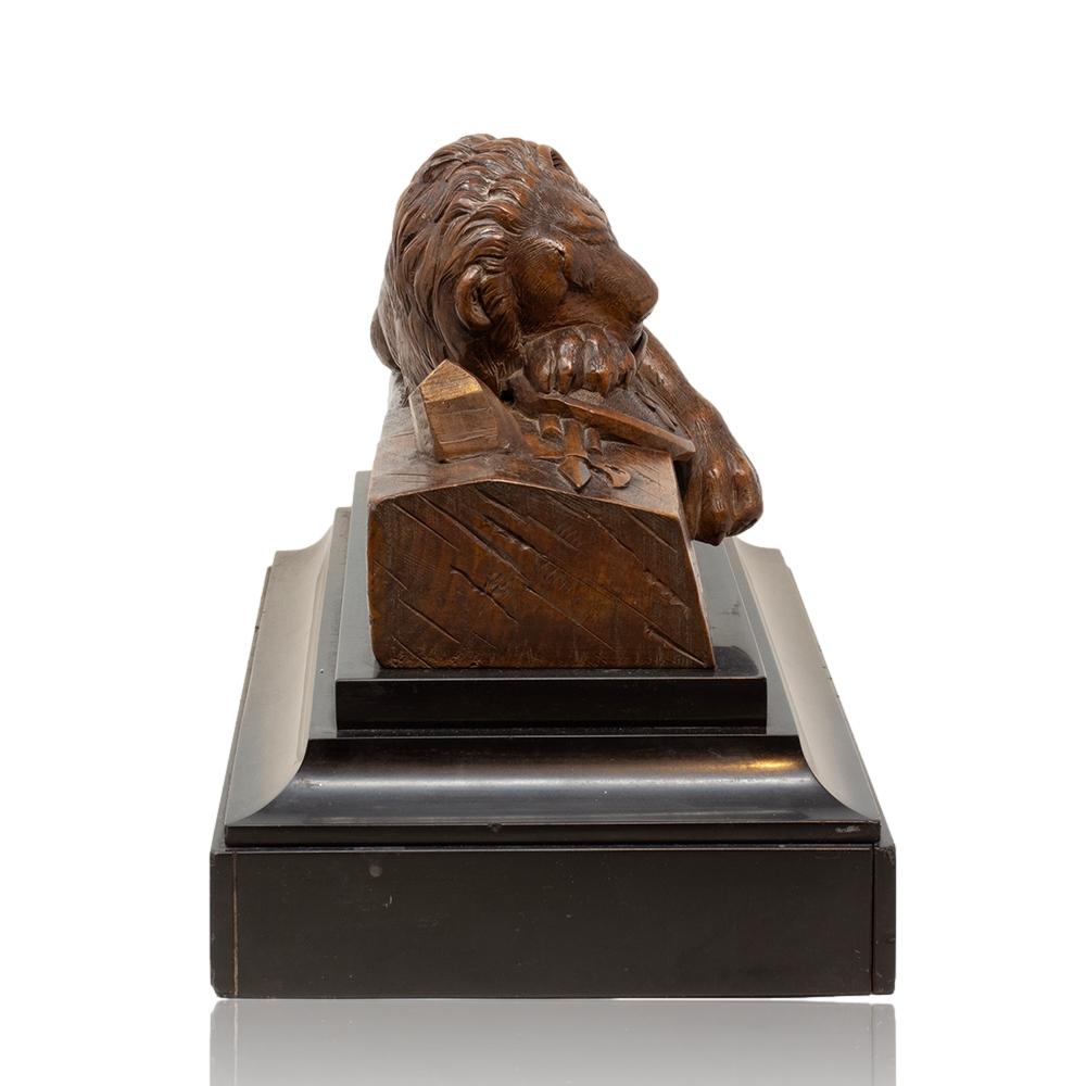 Antique Swiss Black Forest Wood and Marble Lucerne Lion Carving In Good Condition For Sale In Newark, England