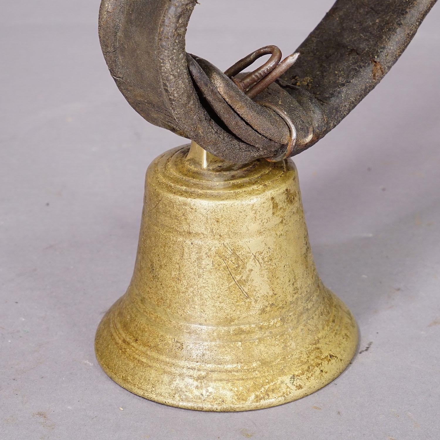 Forêt-Noire Bouteille de bouteille suisse ancienne en bronze moulé vers 1900 en vente