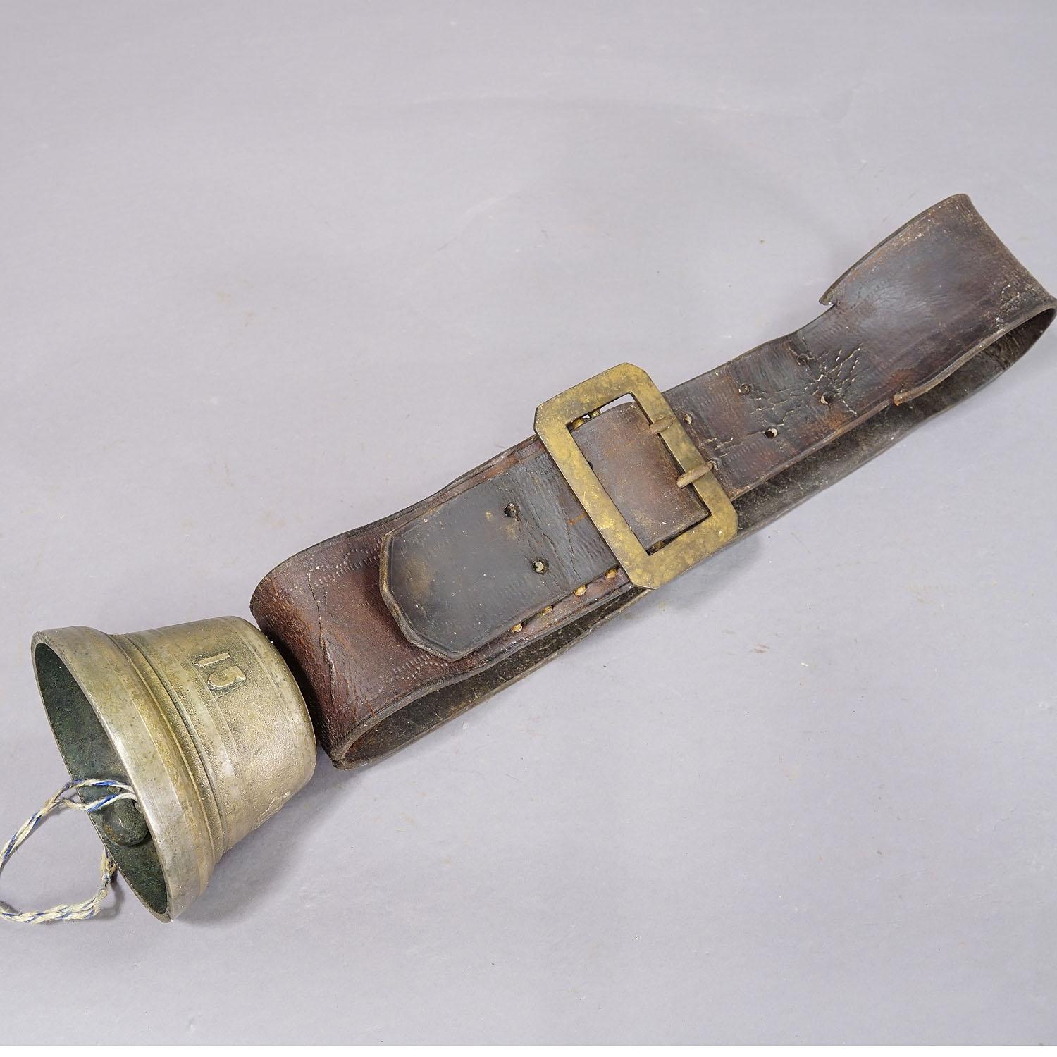 Antique Swiss Casted Bronze Cattle Bell ca. 1900s In Good Condition For Sale In Berghuelen, DE