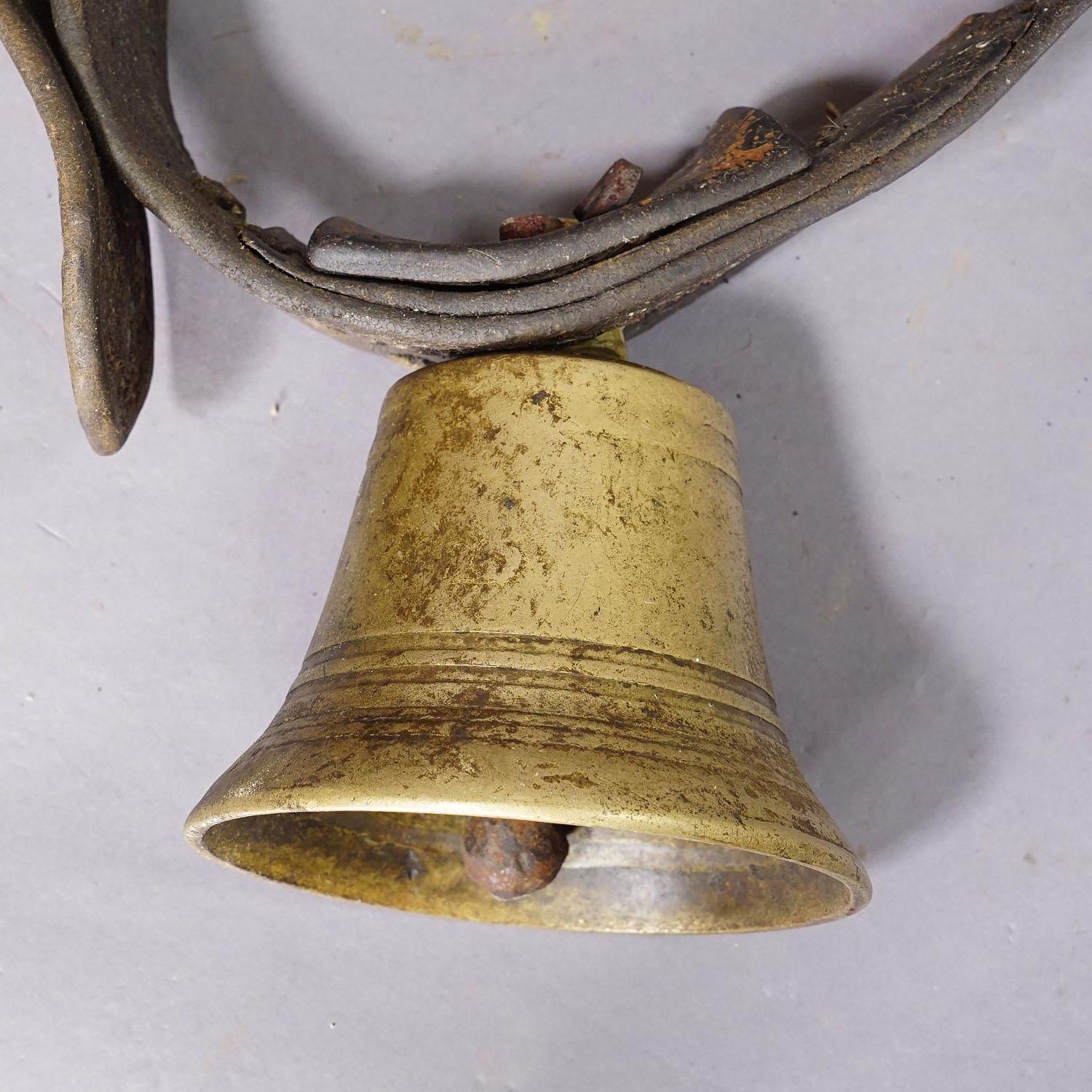 Suisse Bouteille de bouteille suisse ancienne en bronze moulé vers 1900 en vente