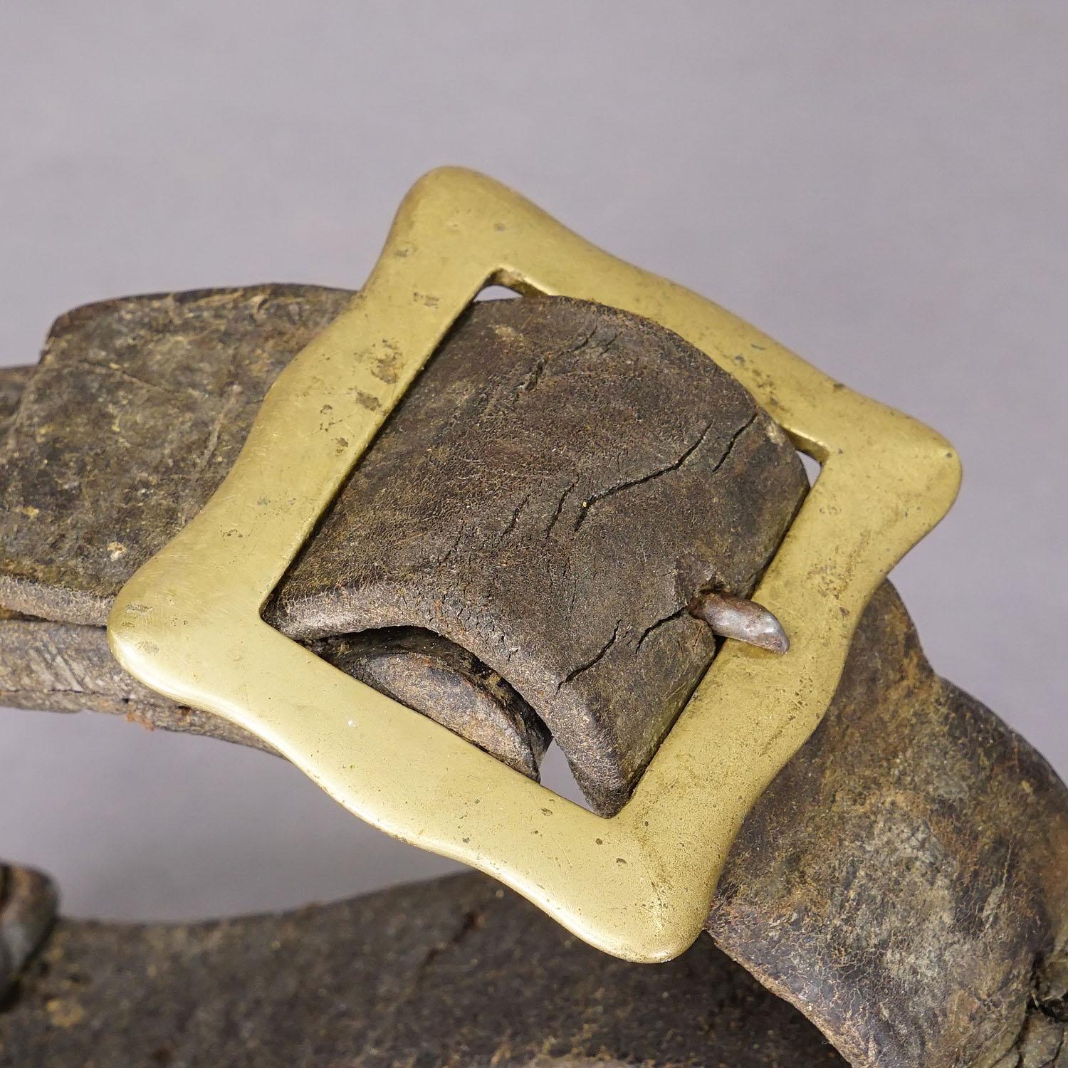 Moulage Bouteille de bouteille suisse ancienne en bronze moulé vers 1900 en vente