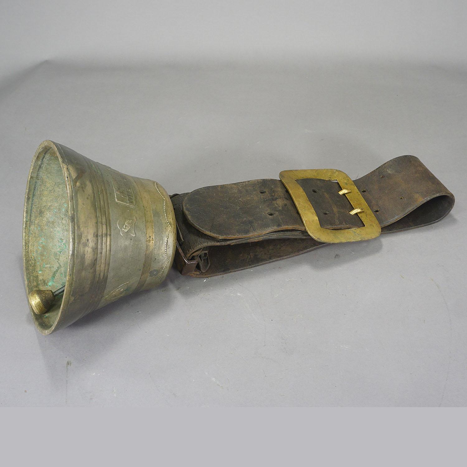 A large casted bronze cow bell from the alps region of Switzerland, manufactured around 1900. The antique bell features high relief motifs of cows, heraldig symbols of Luzern and Swizerland as well as a foundy mark. The bell still has its original