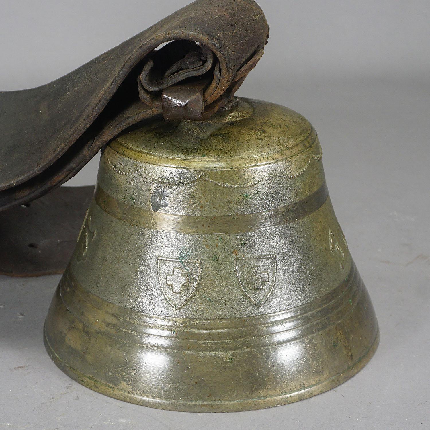 Antique Swiss Casted Bronze Cow Bell with Leather Strap Ca. 1900 In Good Condition In Berghuelen, DE