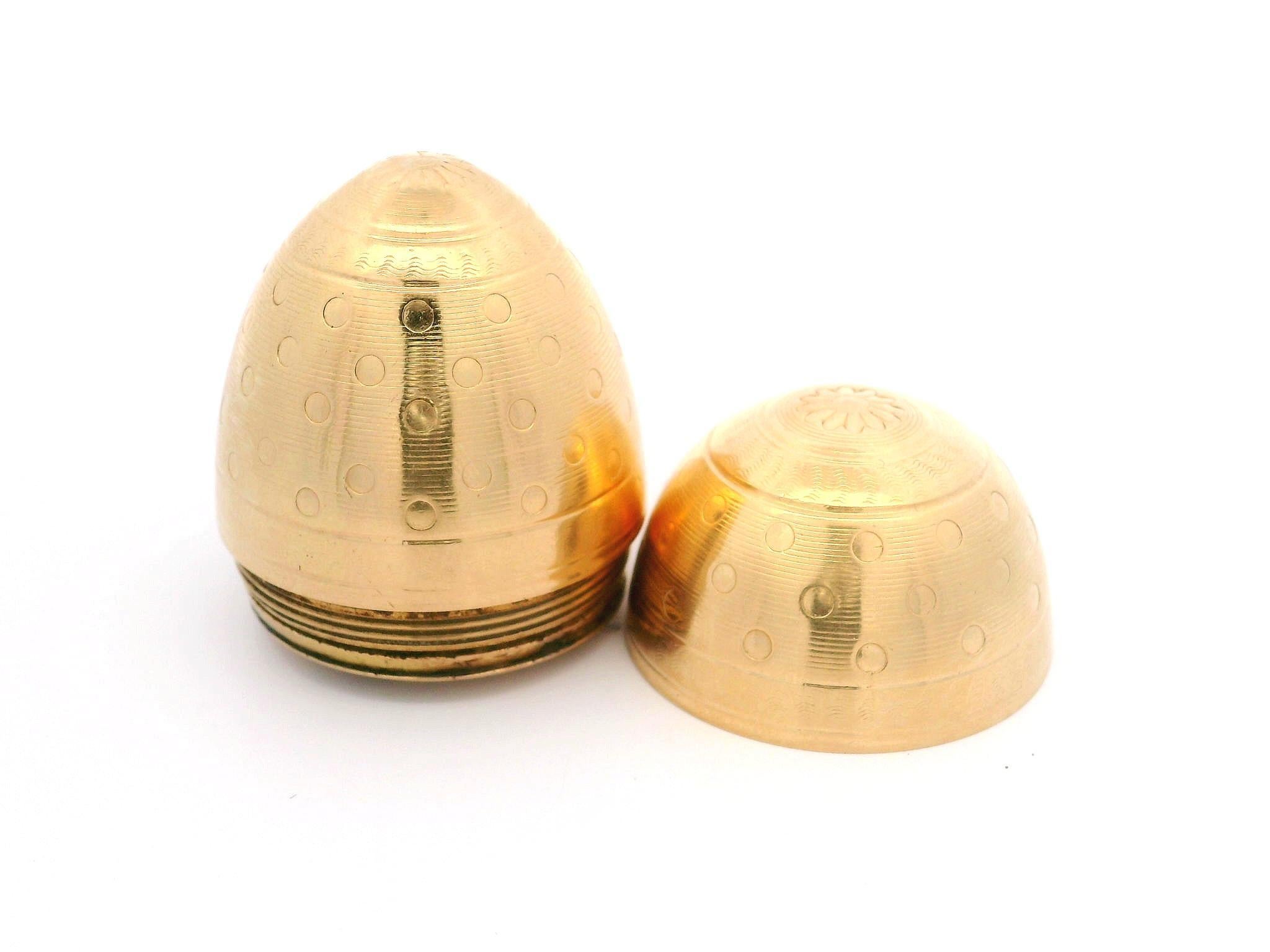 Materiale: Oro giallo massiccio 18 carati con griglia interna in oro 12 carati 
Peso totale: 25,02 grammi
Altezza complessiva: 37,8 mm (1,4