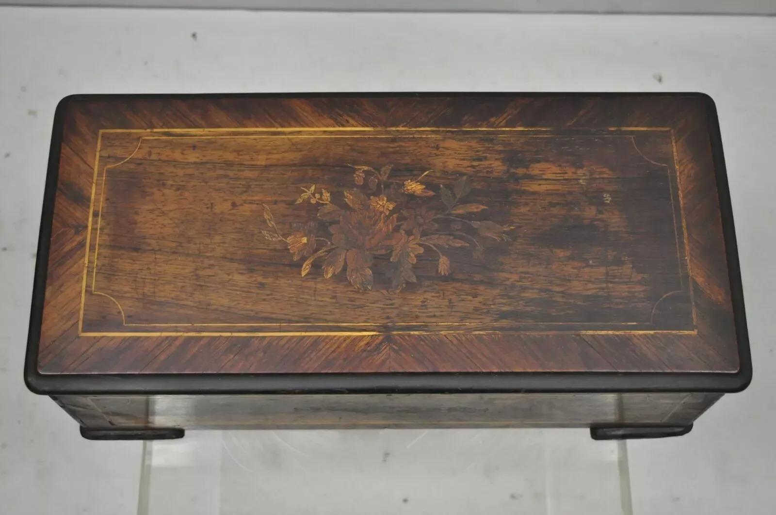 Caja de música de cilindro con incrustaciones de marquetería continental suiza antigua de A.V. Bornard. El artículo incluye cubierta interior de cristal, 8 canciones, bonitas incrustaciones, funciona y suena de maravilla, caja pintada a mano, caja