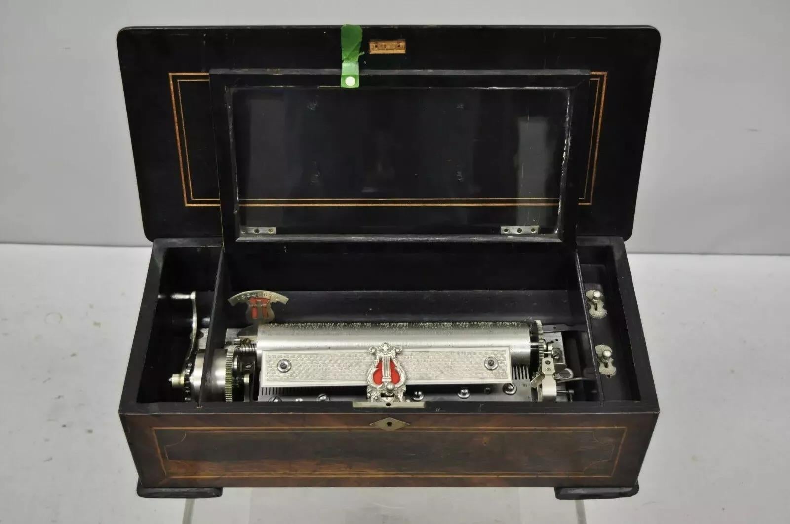 Caja de música de cilindro con incrustaciones de marquetería continental suiza antigua de A.V. Bornard Victoriano en venta
