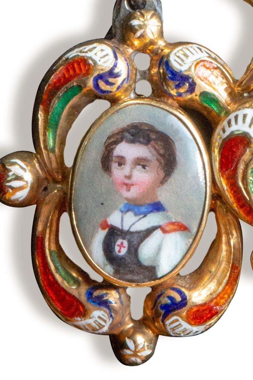 Antique Swiss Enamel Family Portrait Pin and Pendent in 14k gold In Excellent Condition For Sale In Houston, TX