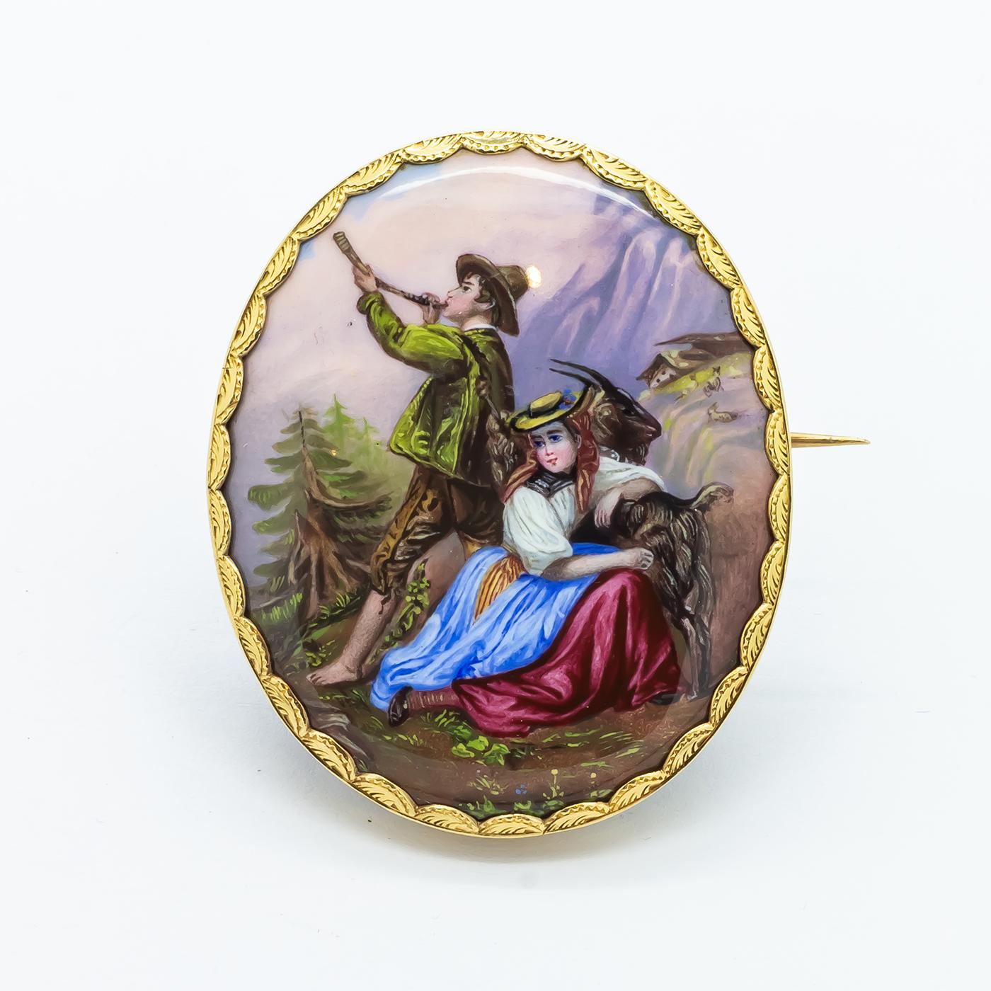 Broche ancienne en émail suisse, représentant une scène de montagne, avec une femme, en robe paysanne régionale, s'appuyant sur une chèvre et un homme soufflant dans une corne, avec des chèvres et un chalet à l'arrière-plan, sur une plaque émaillée