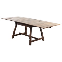 Ancienne table de salle à manger extensible suisse en chêne du milieu du 19e siècle