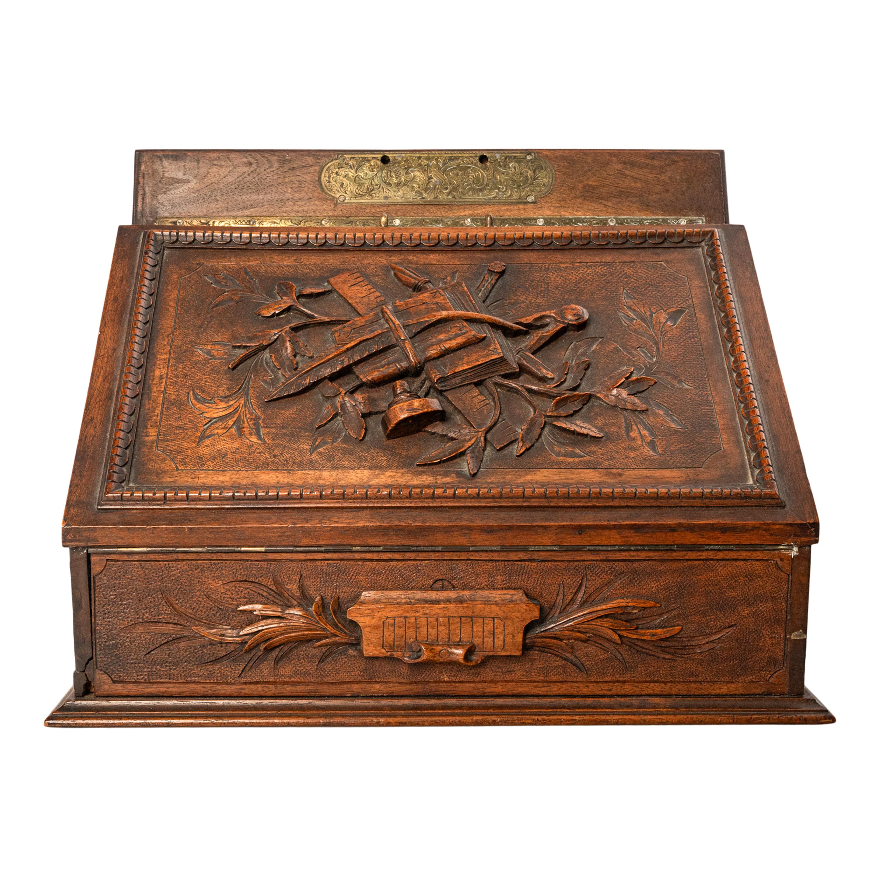 Antike Schweizer Deutsch Black Forest geschnitzt Nussbaum Schreiben Briefkasten Folding Desk (Schwarzwald) im Angebot