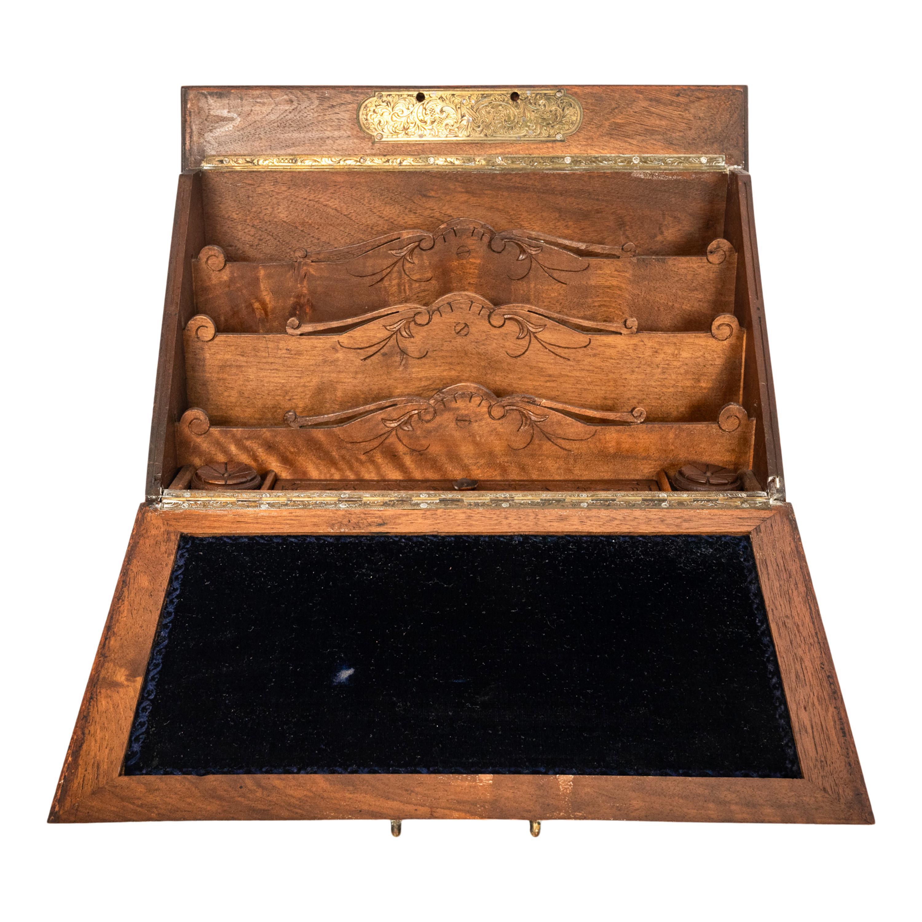 Antike Schweizer Deutsch Black Forest geschnitzt Nussbaum Schreiben Briefkasten Folding Desk (Geschnitzt) im Angebot