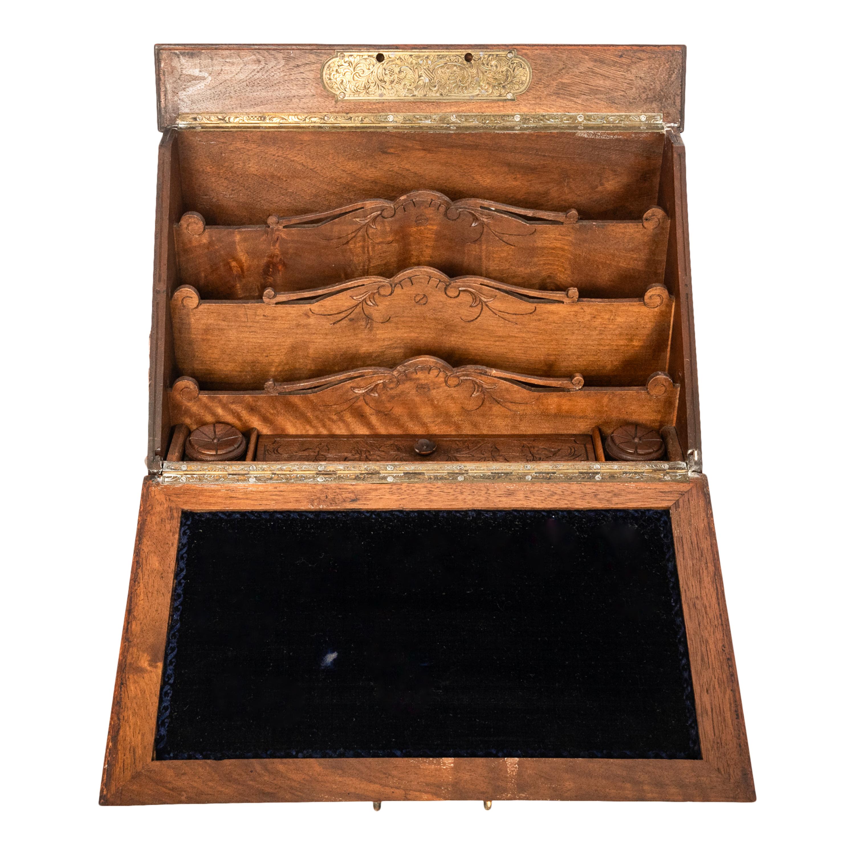 Antike Schweizer Deutsch Black Forest geschnitzt Nussbaum Schreiben Briefkasten Folding Desk im Zustand „Gut“ im Angebot in Portland, OR