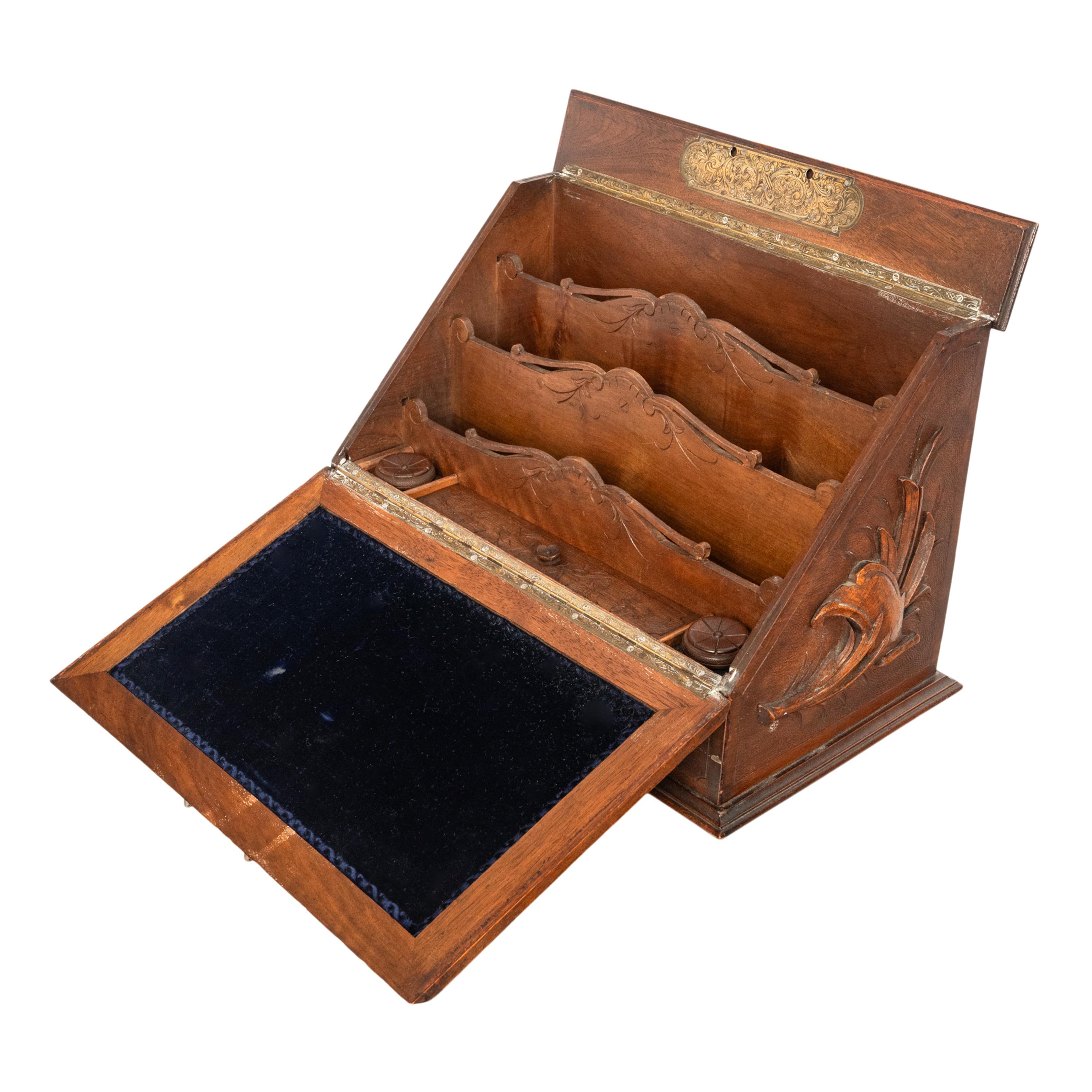 Antike Schweizer Deutsch Black Forest geschnitzt Nussbaum Schreiben Briefkasten Folding Desk (Walnuss) im Angebot