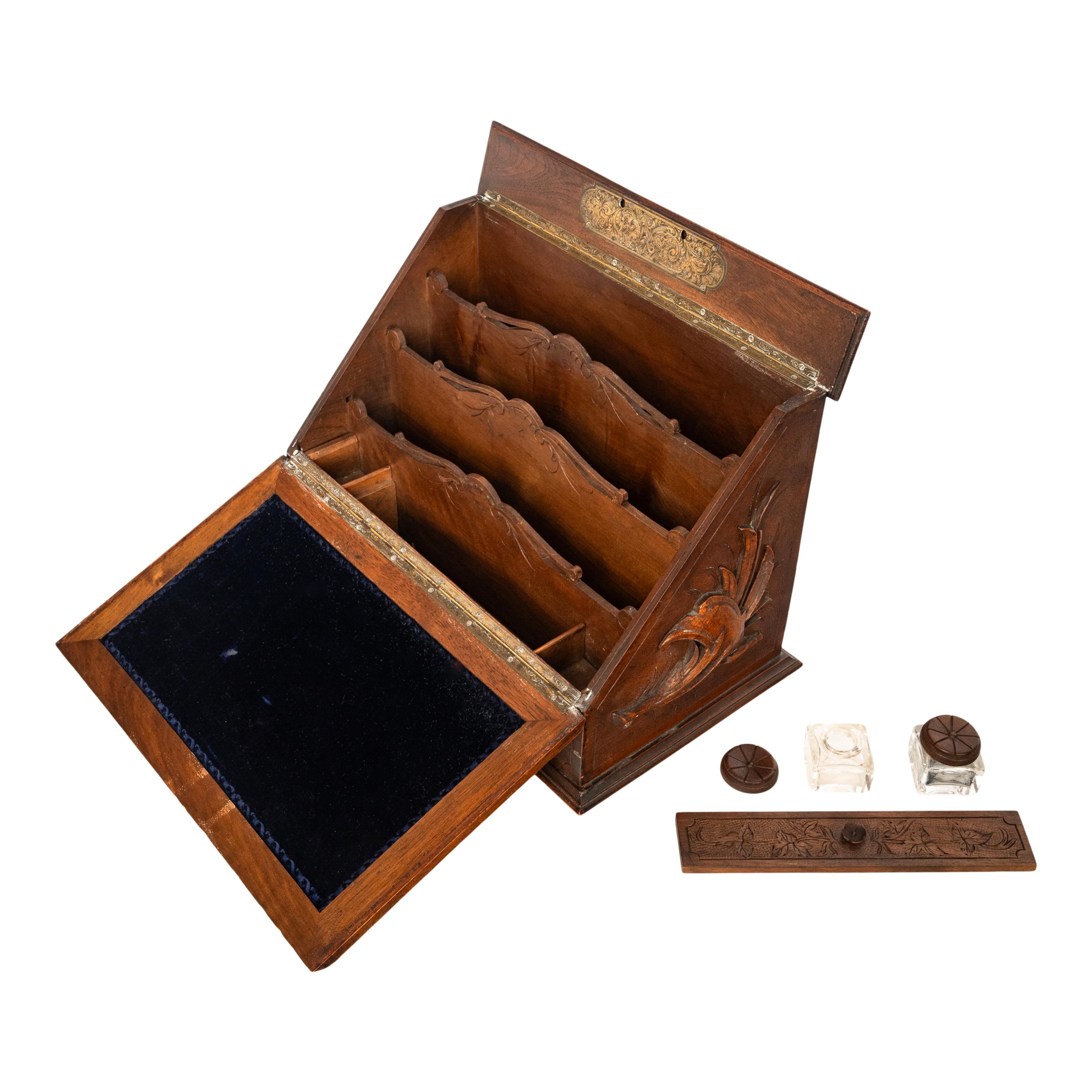 Antike Schweizer Deutsch Black Forest geschnitzt Nussbaum Schreiben Briefkasten Folding Desk im Angebot 2