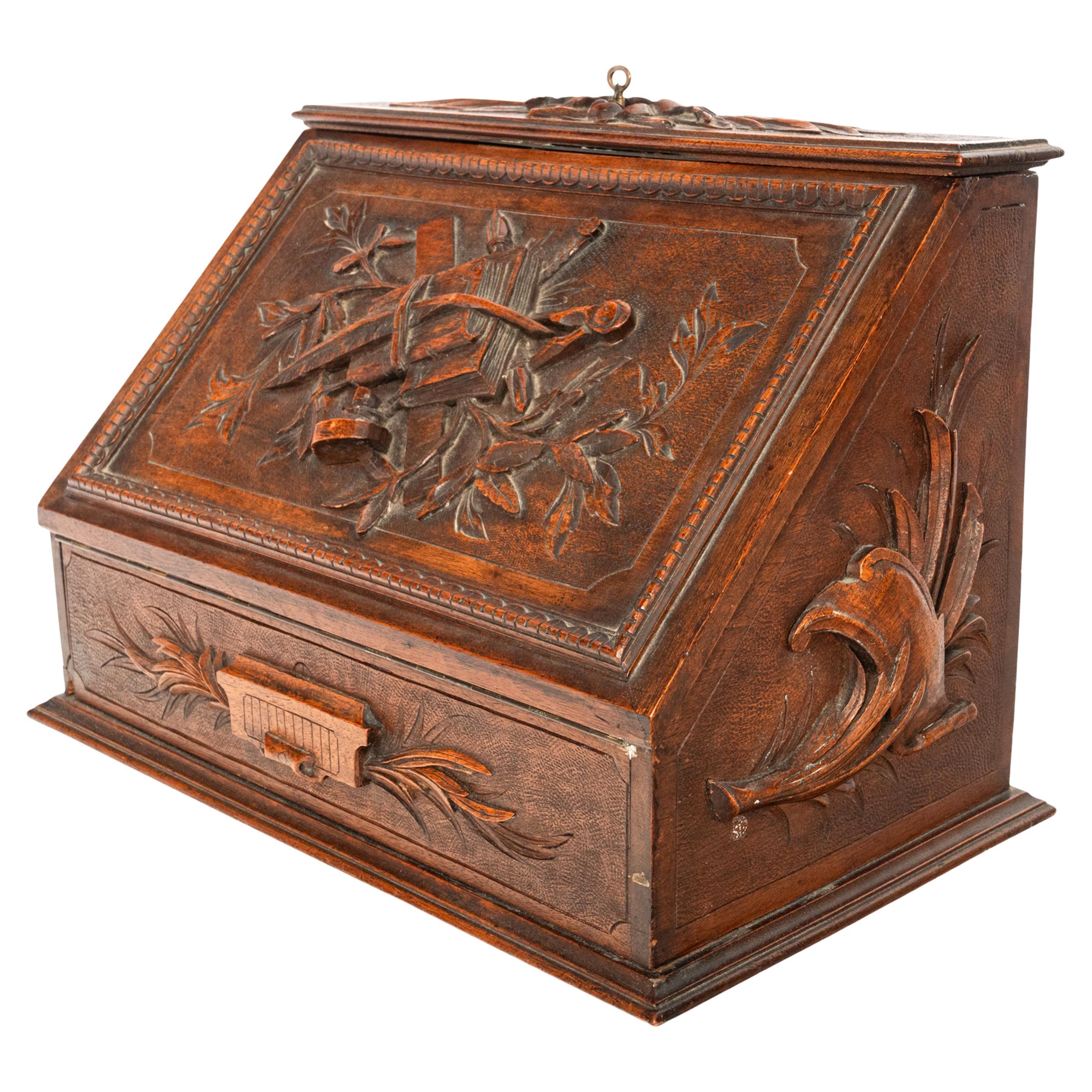 Antike Schweizer Deutsch Black Forest geschnitzt Nussbaum Schreiben Briefkasten Folding Desk im Angebot