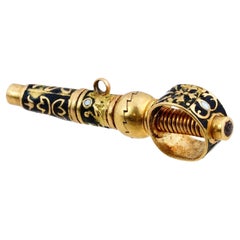 Colgante de llave de reloj de bolsillo suizo antiguo de oro esmaltado