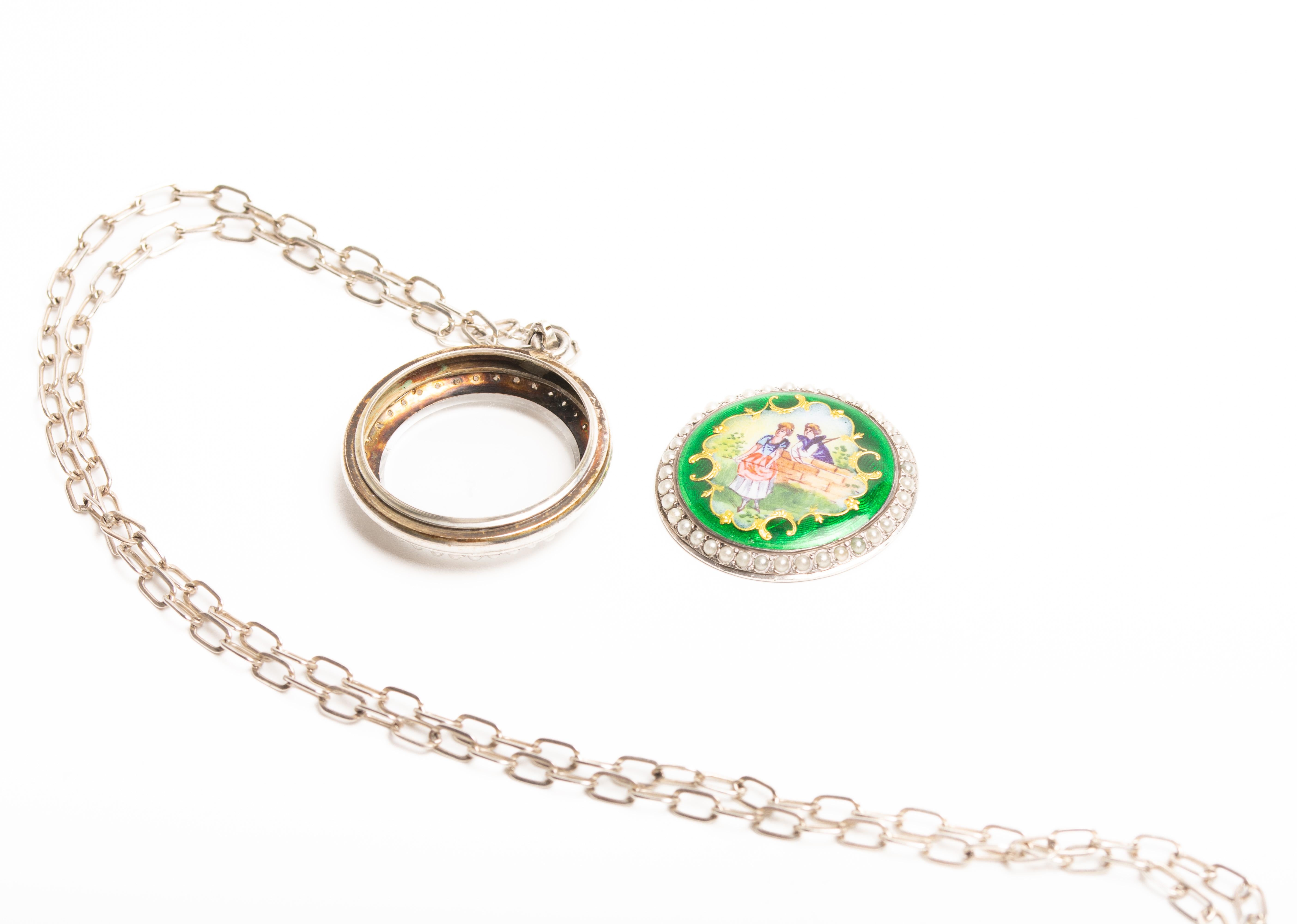 Antiker Schweizer Guilloche-Medaillon-Anhänger aus Emaille und Perlen in Silber im Zustand „Gut“ im Angebot in Portland, England