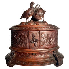 Ancienne boîte à bijoux suisse en Black Forest, sculptée à la main et ornée d'oiseaux, vers 1870-1880.