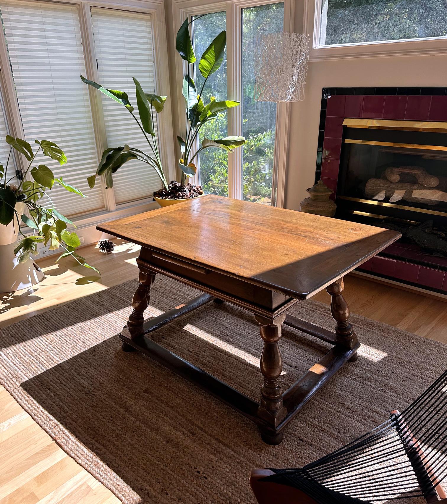Fabuleuse table de taverne ancienne en bois suisse/allemand vers la fin du XVIIIe siècle. Connue sous le nom de table Jogl dans les Alpes suisses et la région bavaroise allemande, la table présente un plateau rectangulaire à plinthes et à bord